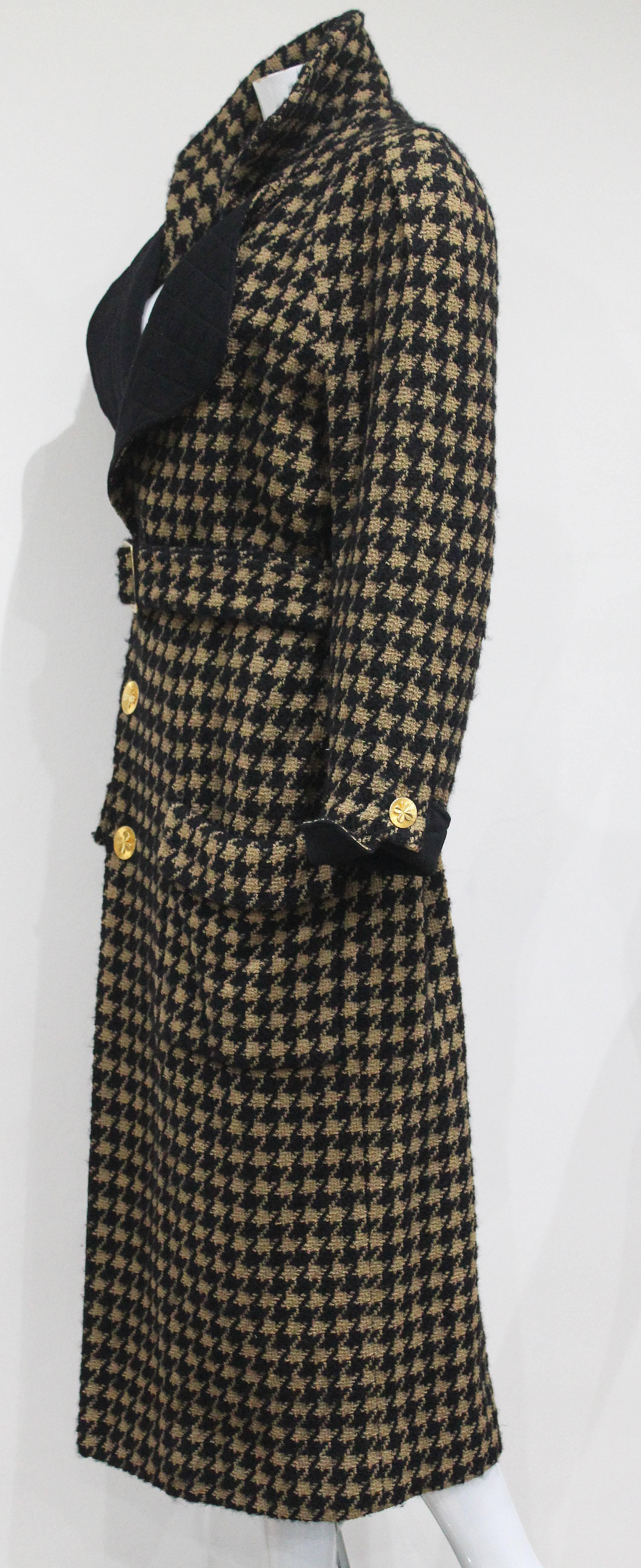 Exceptional Chanel houndstooth tweed coat c. 1980s In Good Condition In London, GB