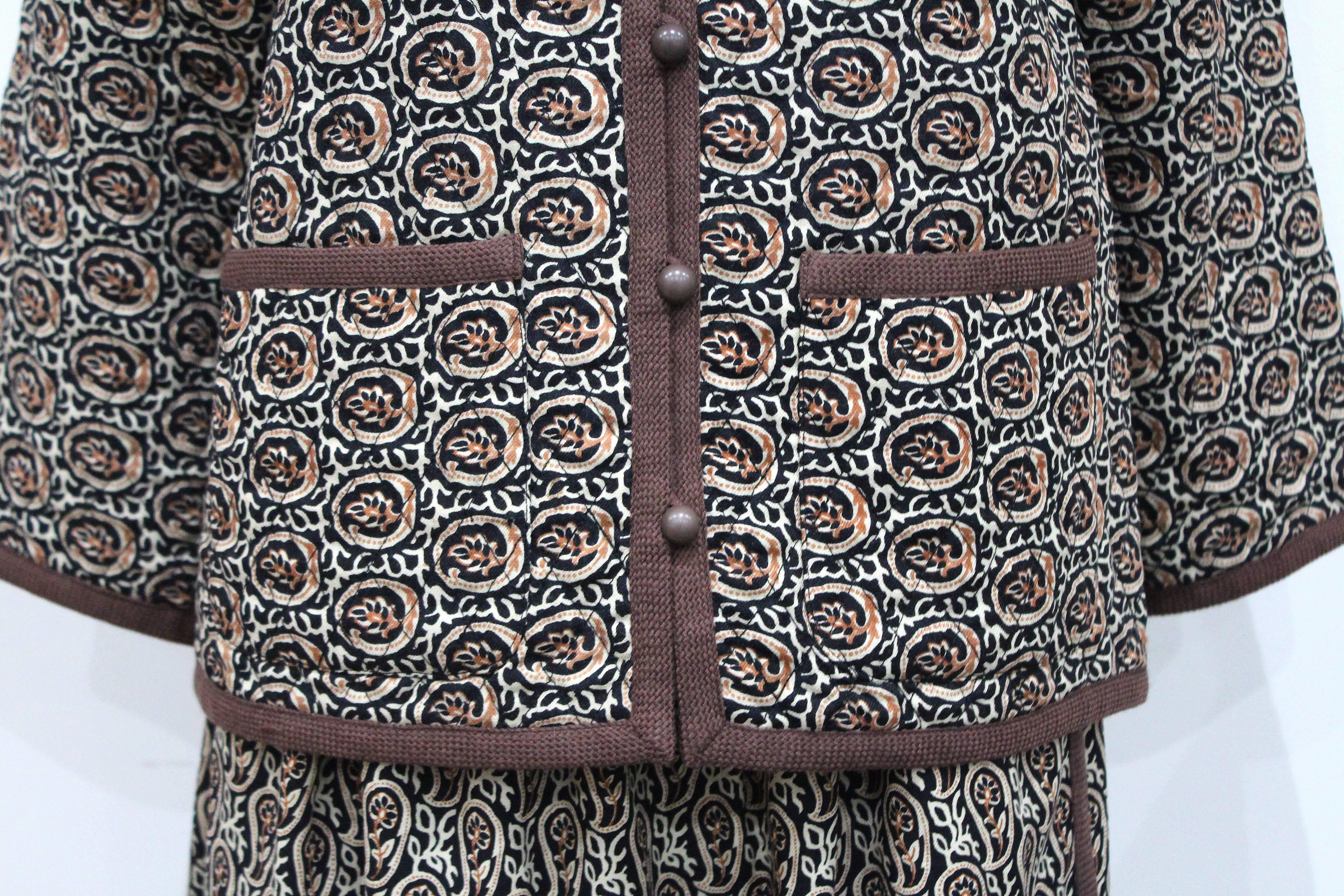 A paisley skirt suit by Yves Saint Laurent from the 1970s Russian collection. The skirt is in a wrap style and the jacket is quilted. 

Fr 34