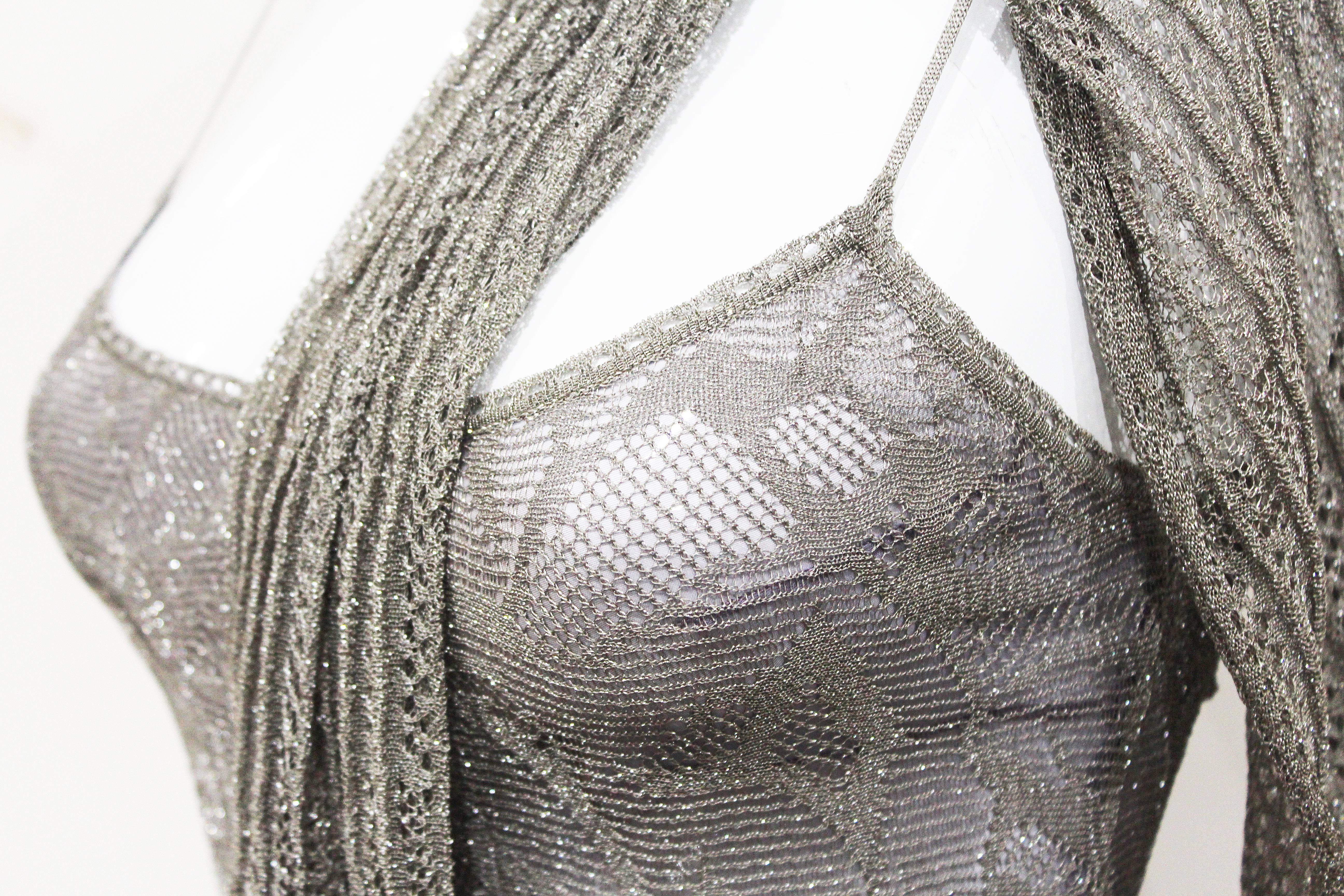 Un vestido de noche Chanel de los años 90 con un estilo de vestido de flapper de los años 20. El vestido tiene una cintura elástica caída y viene con un pañuelo a juego.

Pequeño