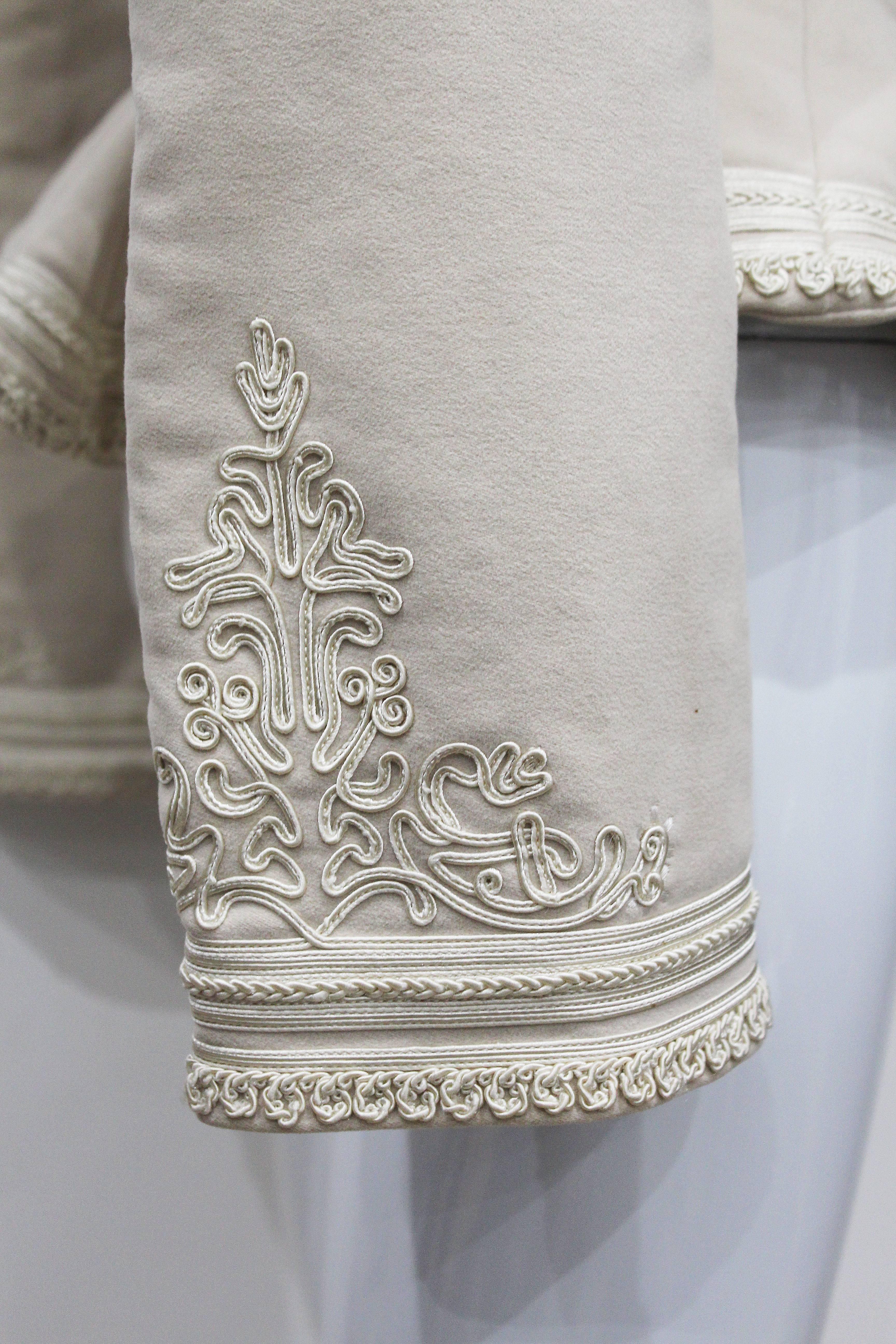 Gray Exceptional Alexander McQueen embroidered tailored runway jacket, Fall 2005