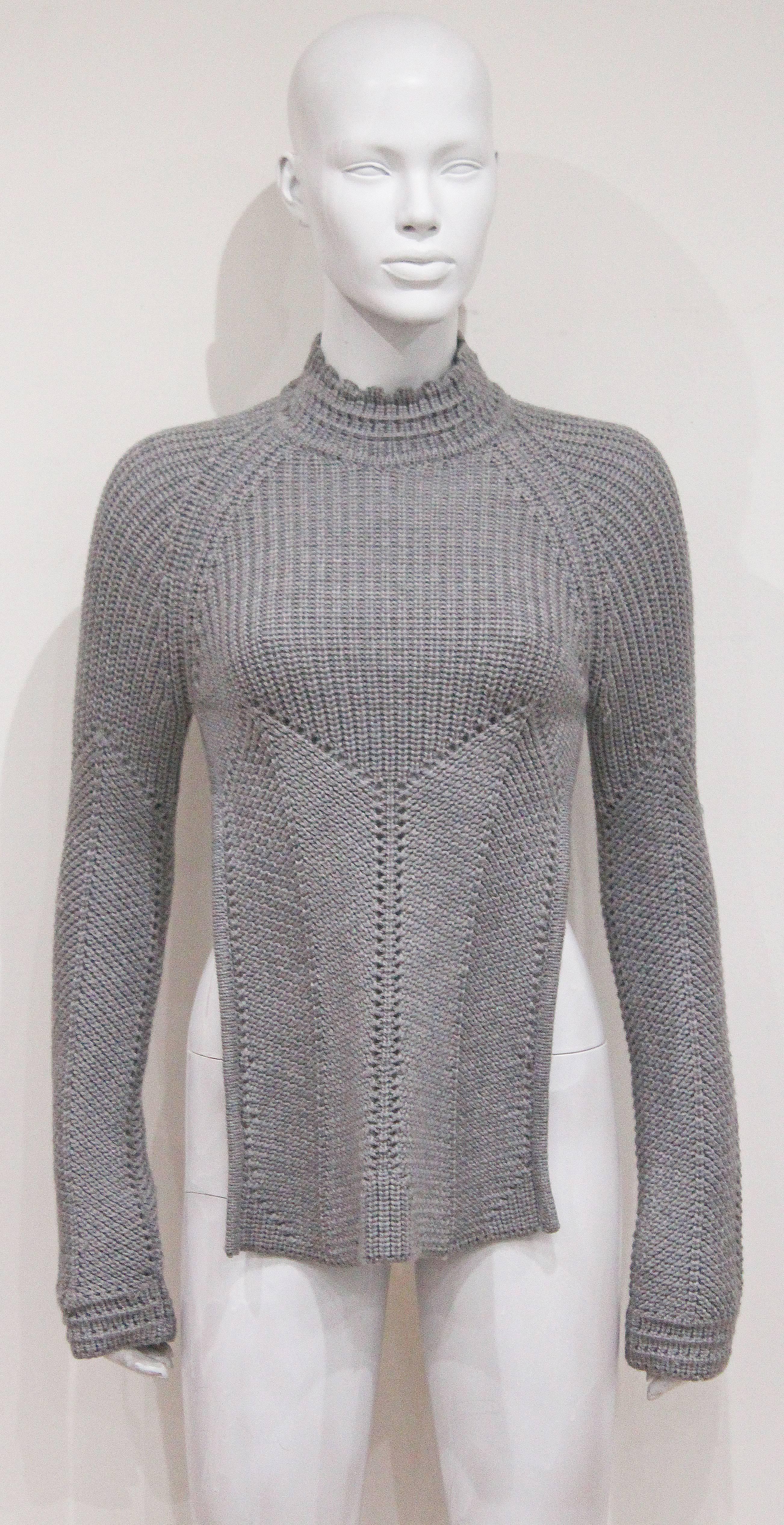 An Alexander McQueen backless knitted sweater from the 1990s. 

French 36 - Italian 40 - UK 8 - Small