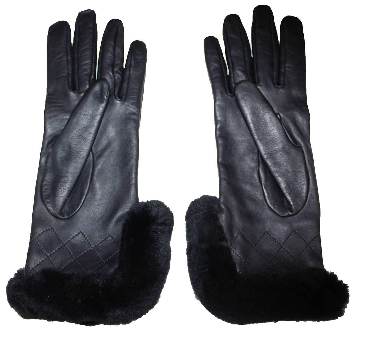 A pair of black lambskin leather gloves with rabbit fur trim, quilted stitch and silk metal 'cc' logo. 

Size 7.5