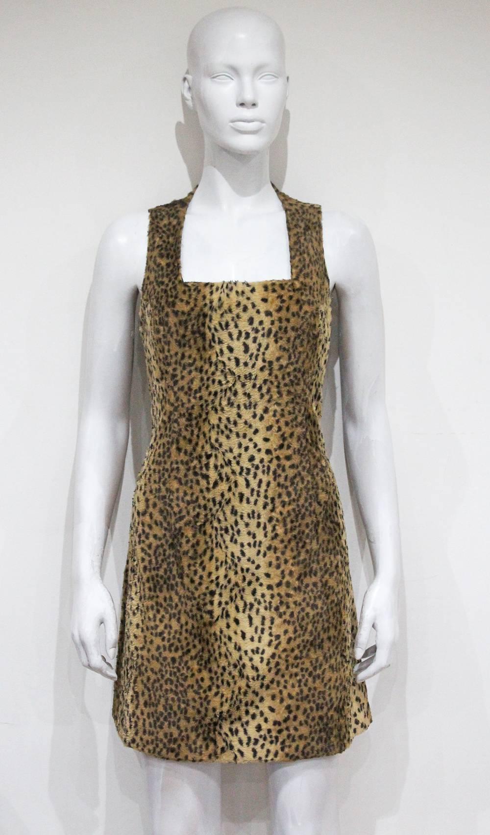 Ensemble veste et robe en fausse fourrure imprimée guépard Gianni Versace, années 1990 environ  Excellent état - En vente à London, GB