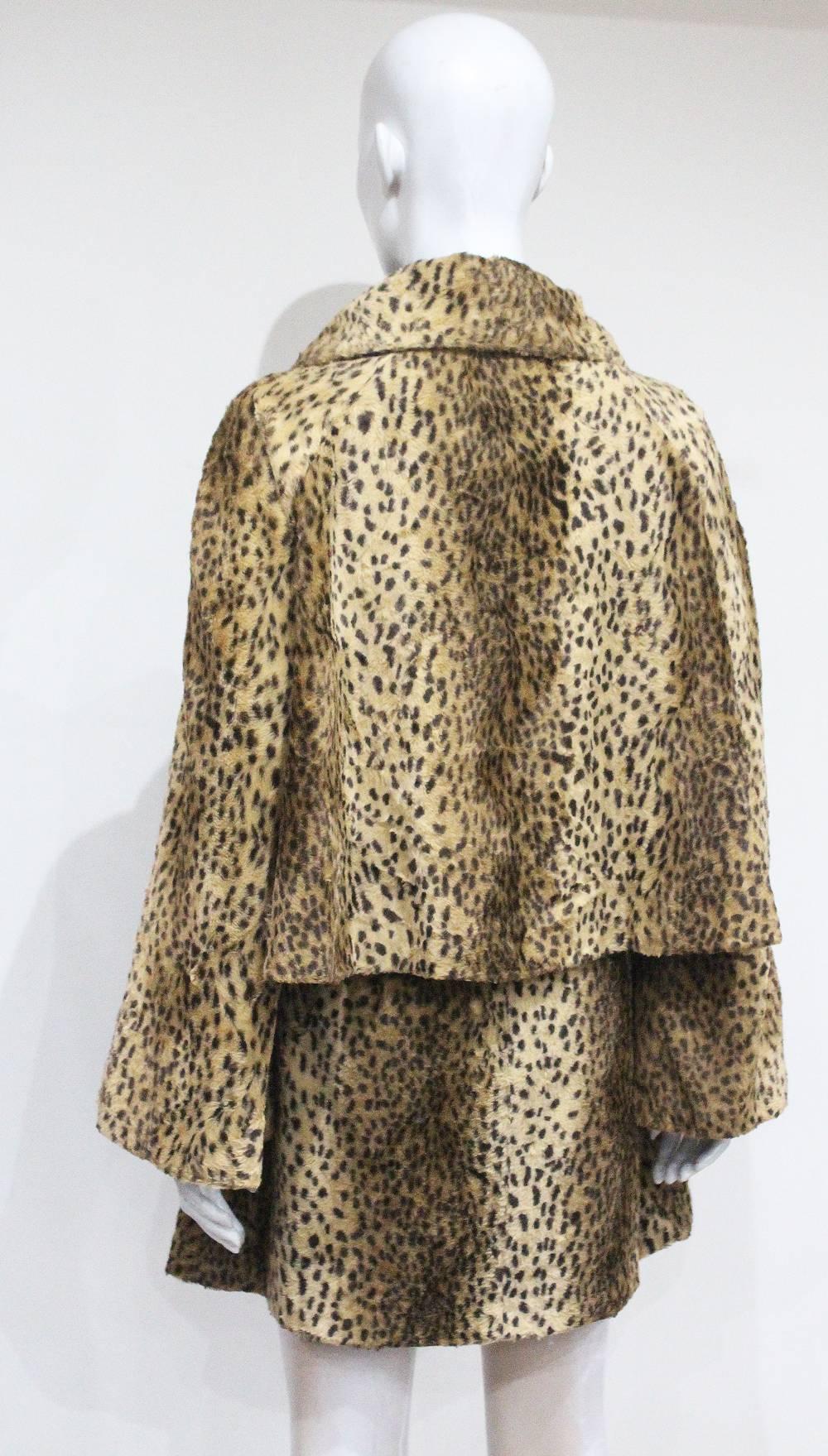 Ensemble veste et robe en fausse fourrure imprimée guépard Gianni Versace, années 1990 environ  en vente 2