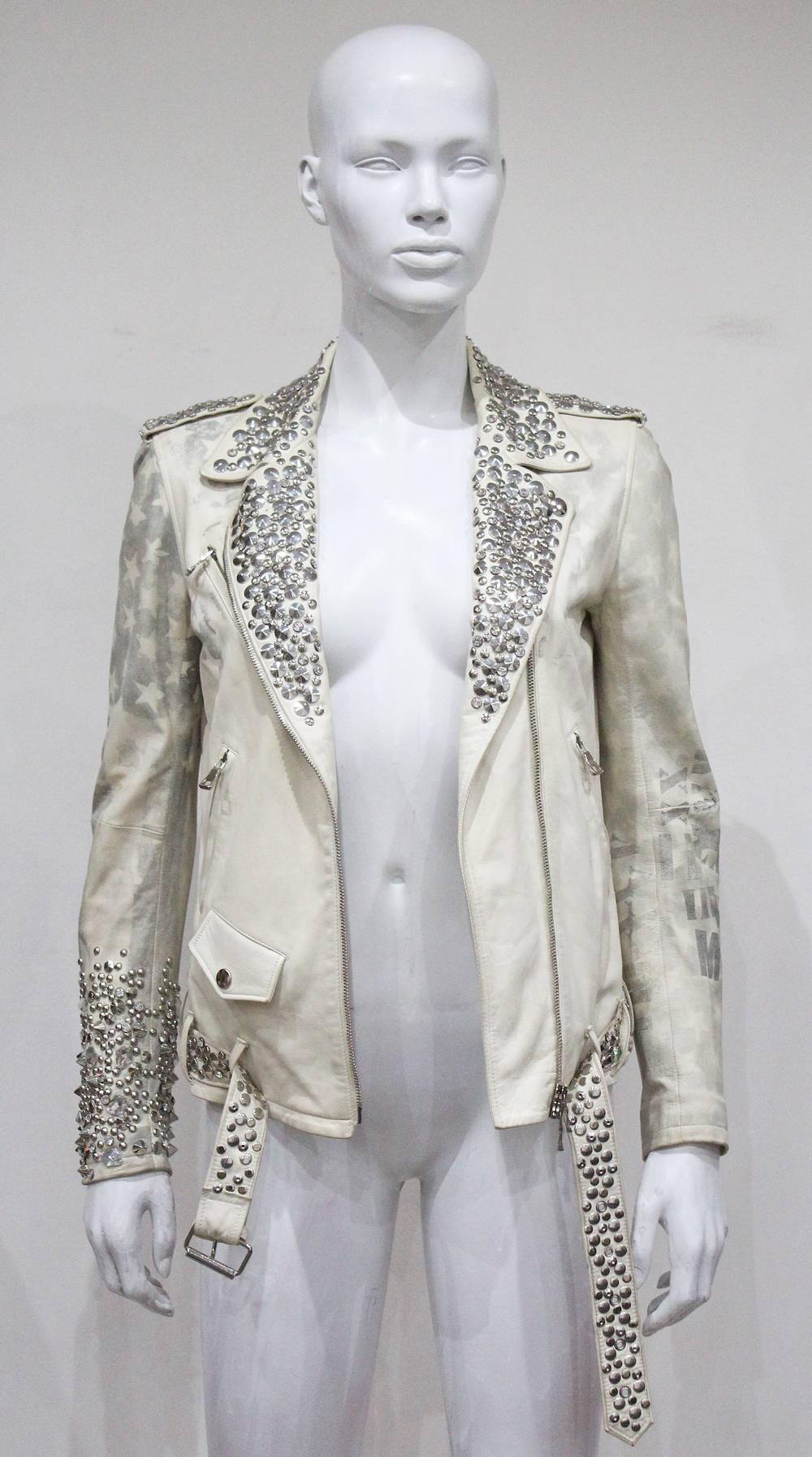 Ein Balmain Biker aus Leder aus der Frühjahr/Sommer-Kollektion 2011:: entworfen von Christophe Decarnin. Die Jacke aus Lammleder verfügt über einen mit Metallnieten besetzten Kragen und Ärmel:: eine gemalte amerikanische Flagge auf der Rückseite mit