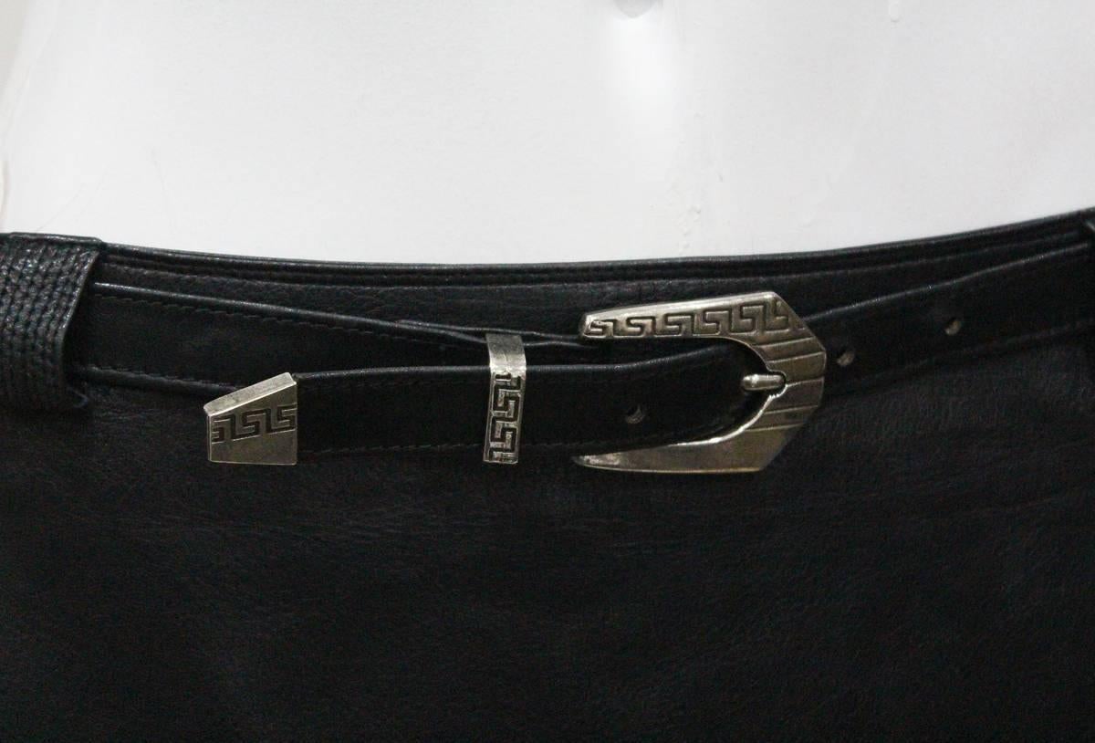 Gianni Versace Schwarzer Sicherheitsnadel-Minirock aus Leder:: c. 1994 im Zustand „Gut“ in London, GB
