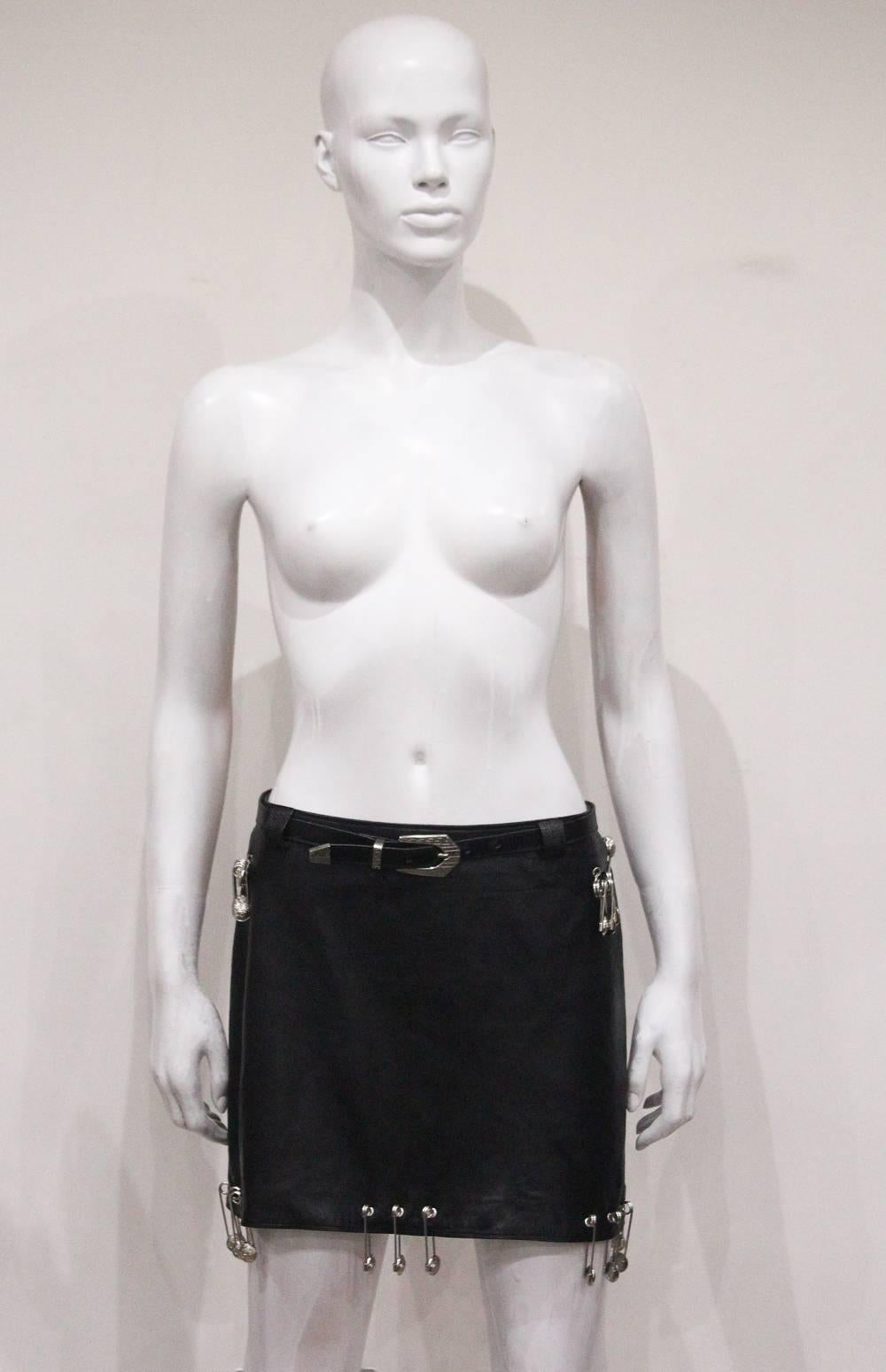 Gianni Versace Schwarzer Sicherheitsnadel-Minirock aus Leder:: c. 1994 2