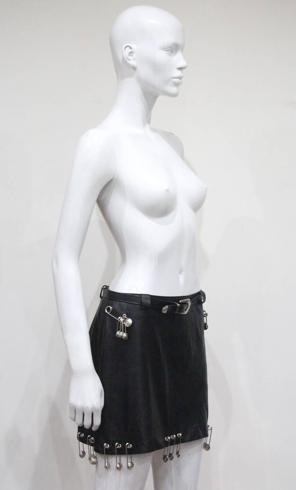 Gianni Versace Schwarzer Sicherheitsnadel-Minirock aus Leder:: c. 1994 3