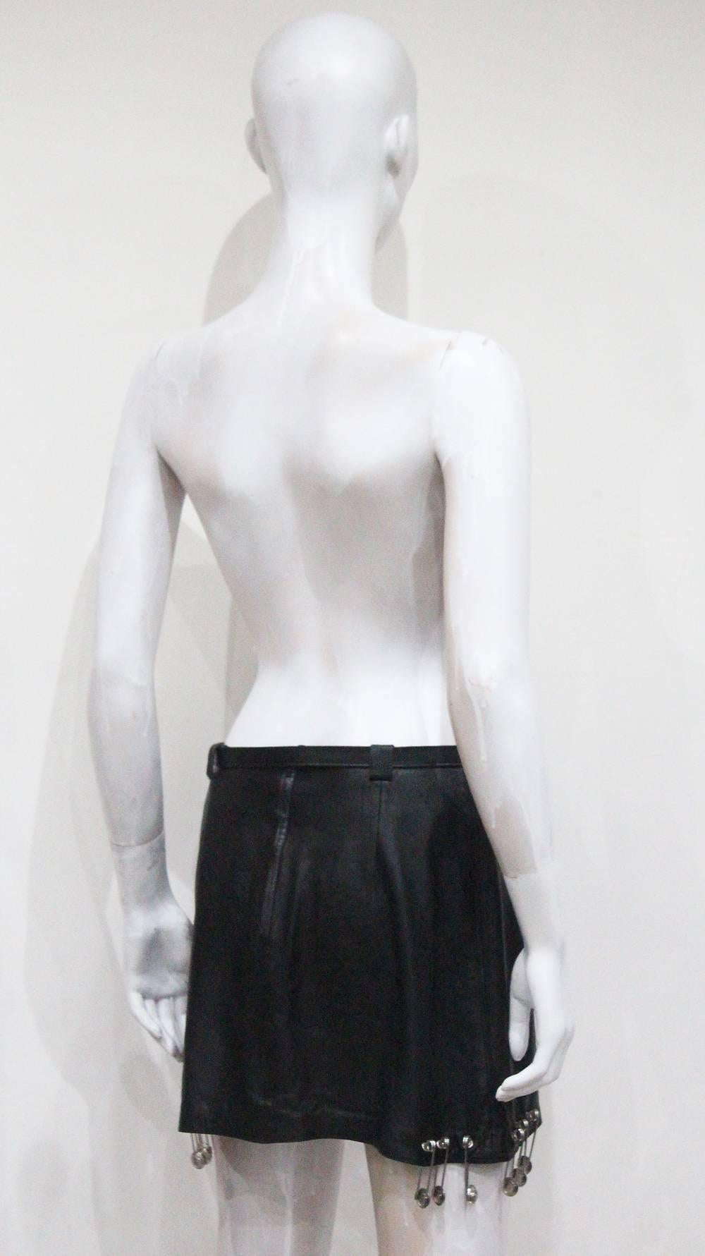 Gianni Versace Schwarzer Sicherheitsnadel-Minirock aus Leder:: c. 1994 4