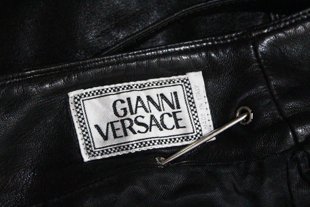 Gianni Versace Schwarzer Sicherheitsnadel-Minirock aus Leder:: c. 1994 5