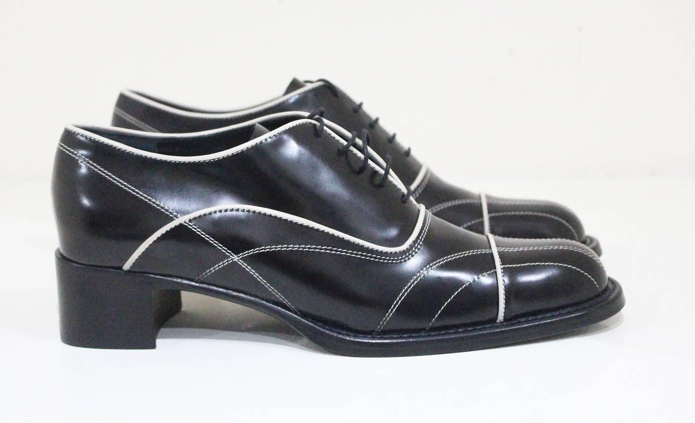 Prada lace up black leather brogues with contrast stitch sz 38.5, c.1990s In New Condition In London, GB