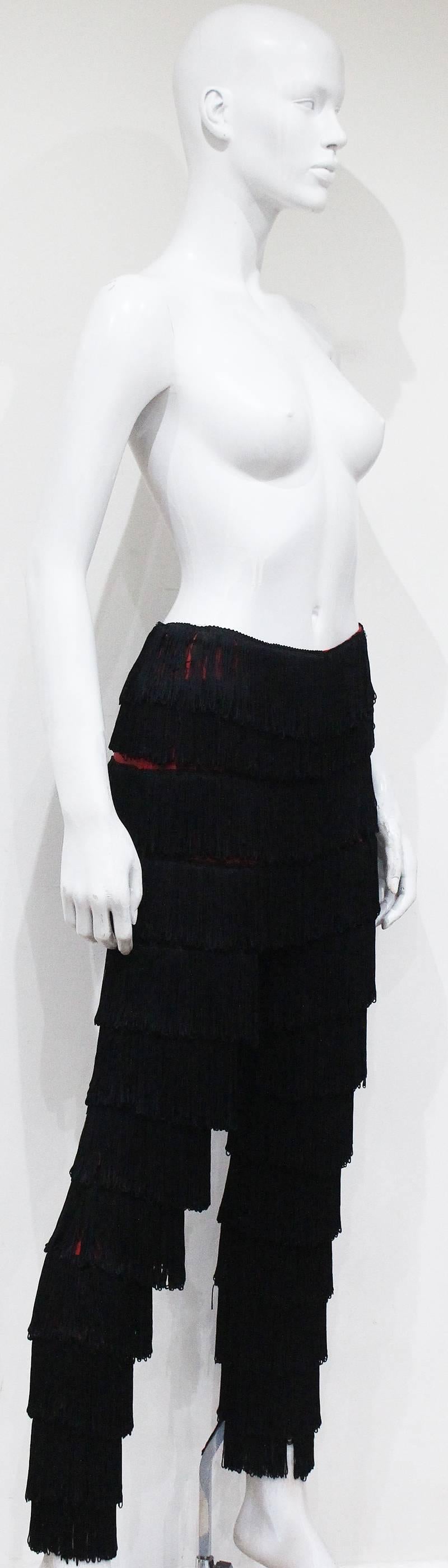 Ein seltenes Paar Fransenhosen aus den 1980er Jahren, entworfen von Jean Paul Gaultier für seine Junior Gaultier Linie. 

It 42 - Fr 38 - M
