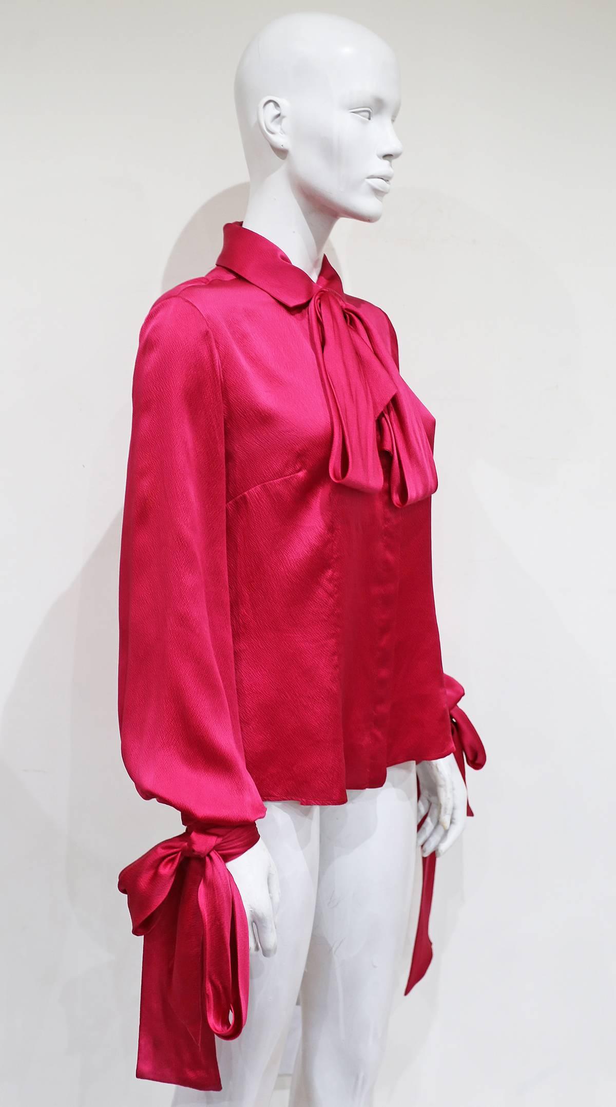 Alexander McQueen Abendbluse aus fuchsia-rosa Seide mit Läuferärmeln und drei extra langen Bändern an Kragen und Manschetten. 

It 42 - Fr 38