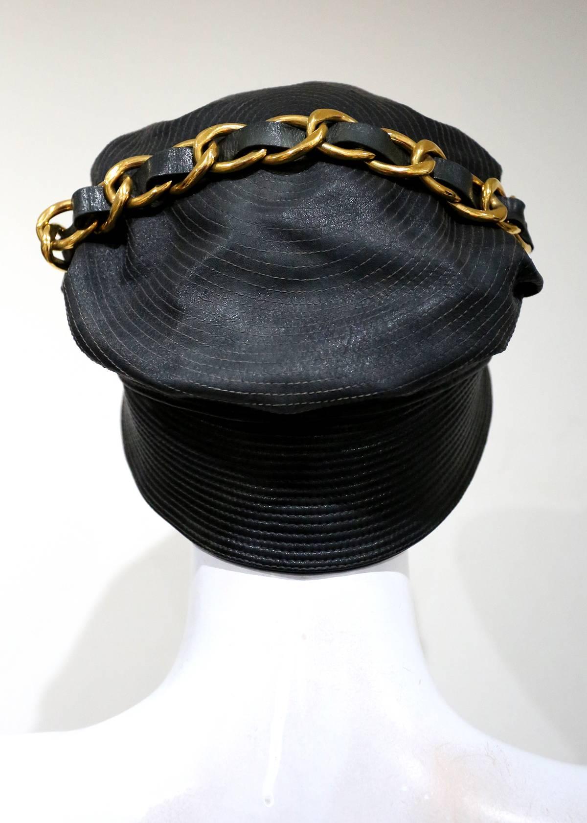 Chanel Bikermütze aus schwarzem Leder mit extra großer Kette:: c. 1992 Damen