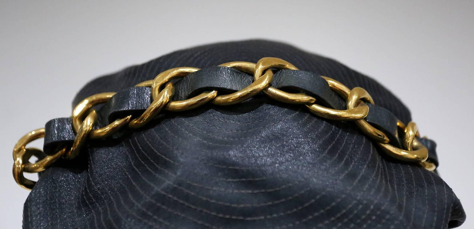 Chanel Bikermütze aus schwarzem Leder mit extra großer Kette:: c. 1992 1