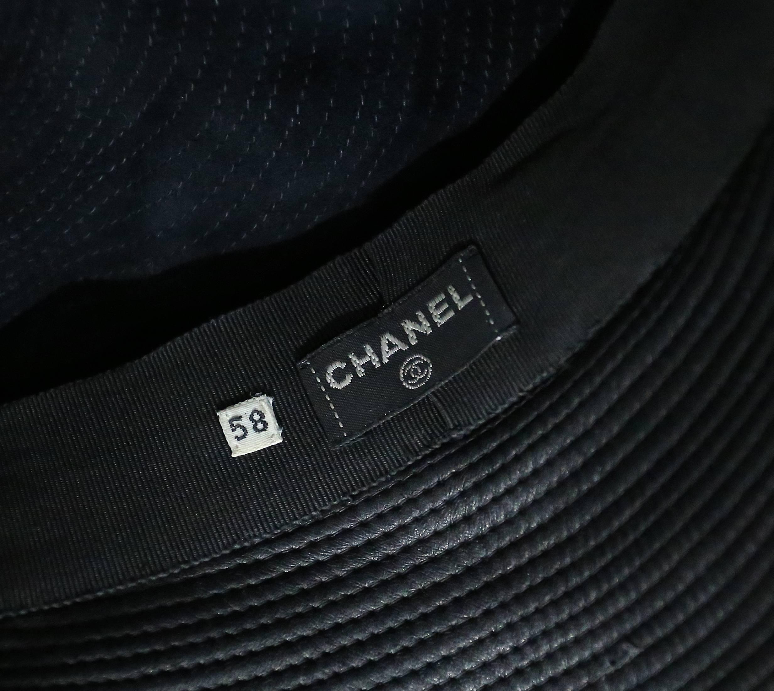 Chanel Bikermütze aus schwarzem Leder mit extra großer Kette:: c. 1992 3