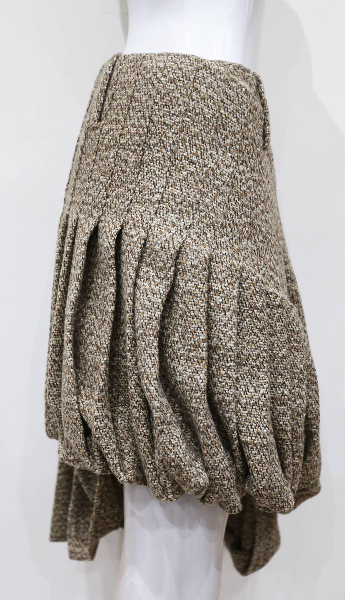 An Alexander McQueen tweed pleated bubble skirt made for the Autumn-Winter 2006 collection. 

It 38 - Fr 34 - Small