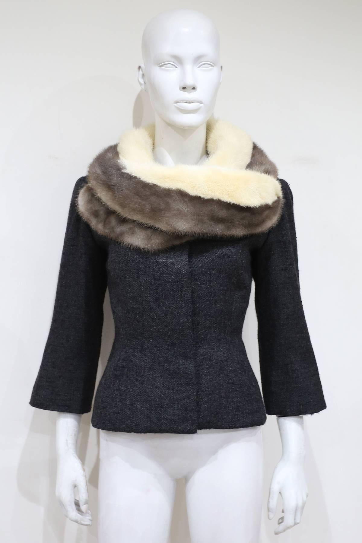 Wir stellen Ihnen ein zeitloses Stück Geschichte vor - die anthrazitfarbene Wolljacke Jeanne Lanvin, ein wahres Schmuckstück aus den 1950er Jahren. Diese Jacke verkörpert unvergleichliche Handwerkskunst, die bis zur Perfektion durchdacht ist. Sein