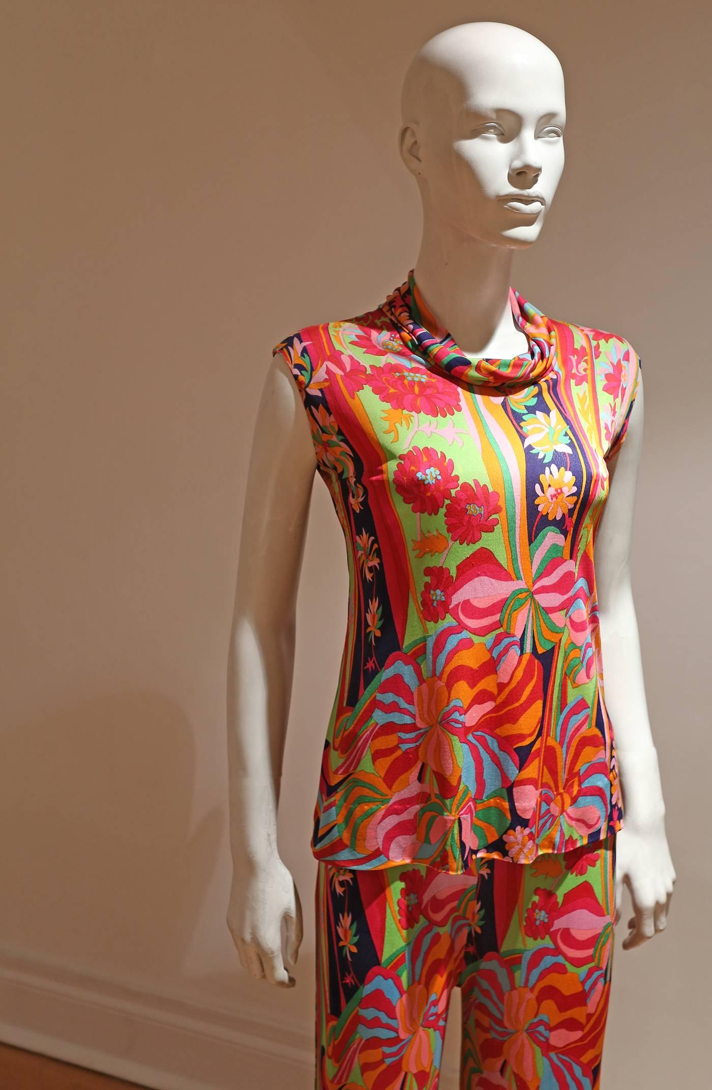 A wonderful silk jersey pant suit by Leonard Paris from the 1960s. The pant suit features an amazing psychedelic print, flared pants and a vest with a cowl neck.

French 38  Italian 42  UK 10 