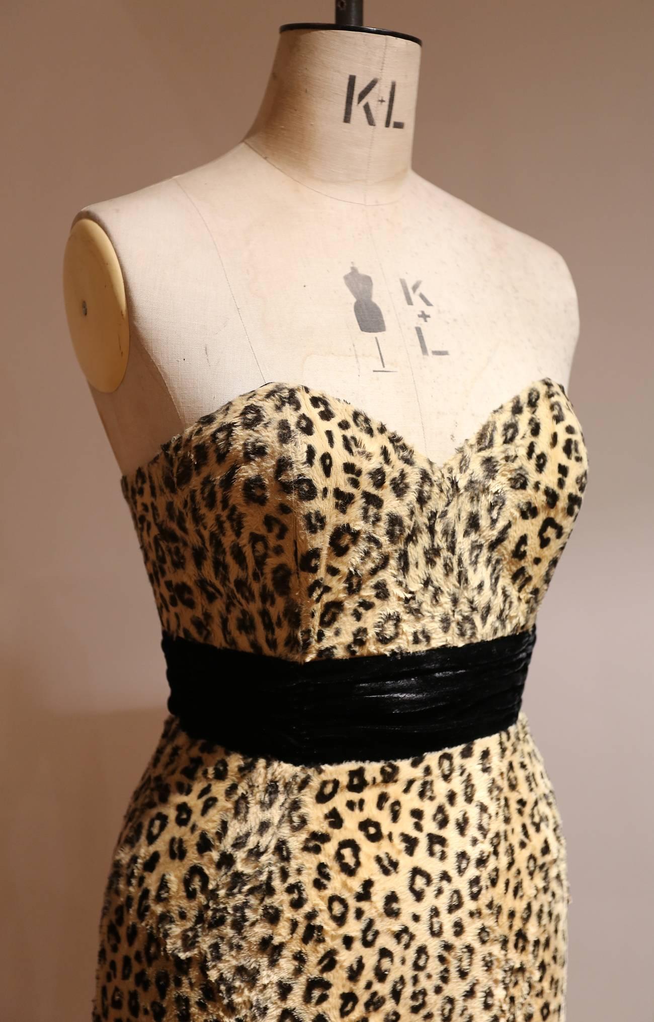 Super sexy pin up dress by Caroline Walker London from the 1990s. The dress is in a faux fur with leopard print and features a black velvet waist band and boned bust for added structure. 

UK 12  French 40 