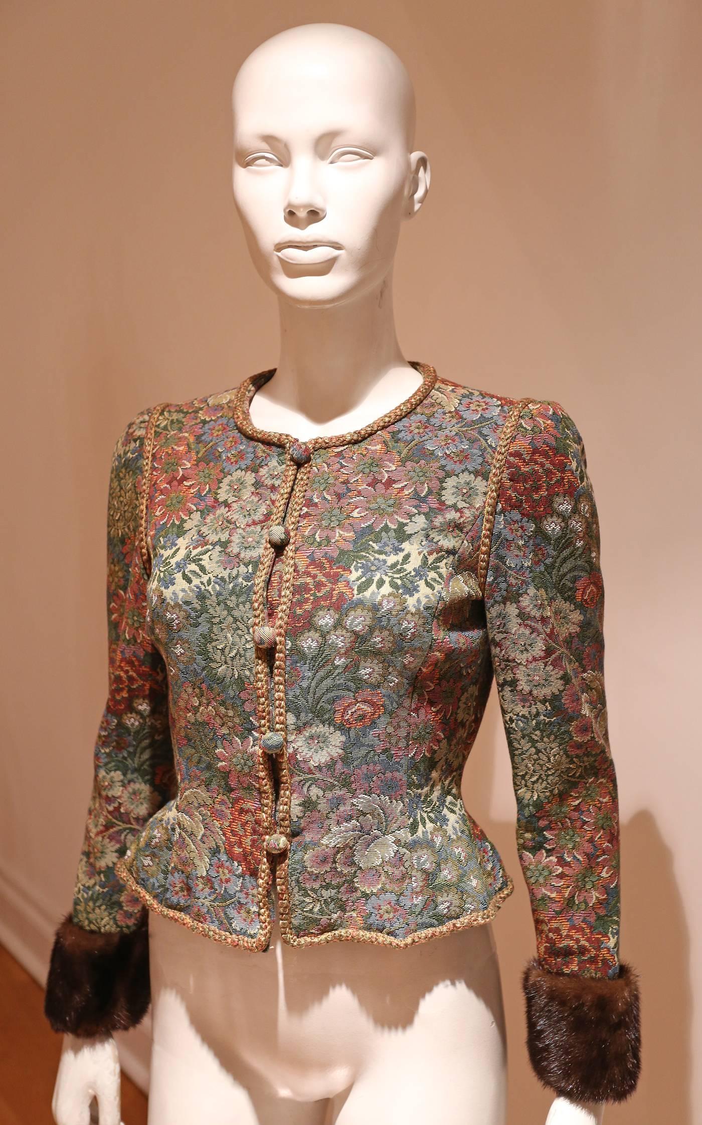 Truly unique 1950s tapestry jacket with cropped sleeves, mink fur cuffs and matching fabric buttons. 

Unknown designer

Approx. UK 8  Fr 36 