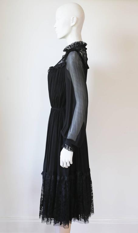 Hardy Amies pleated evening dress with lace, c. 1970s In Excellent Condition In London, GB