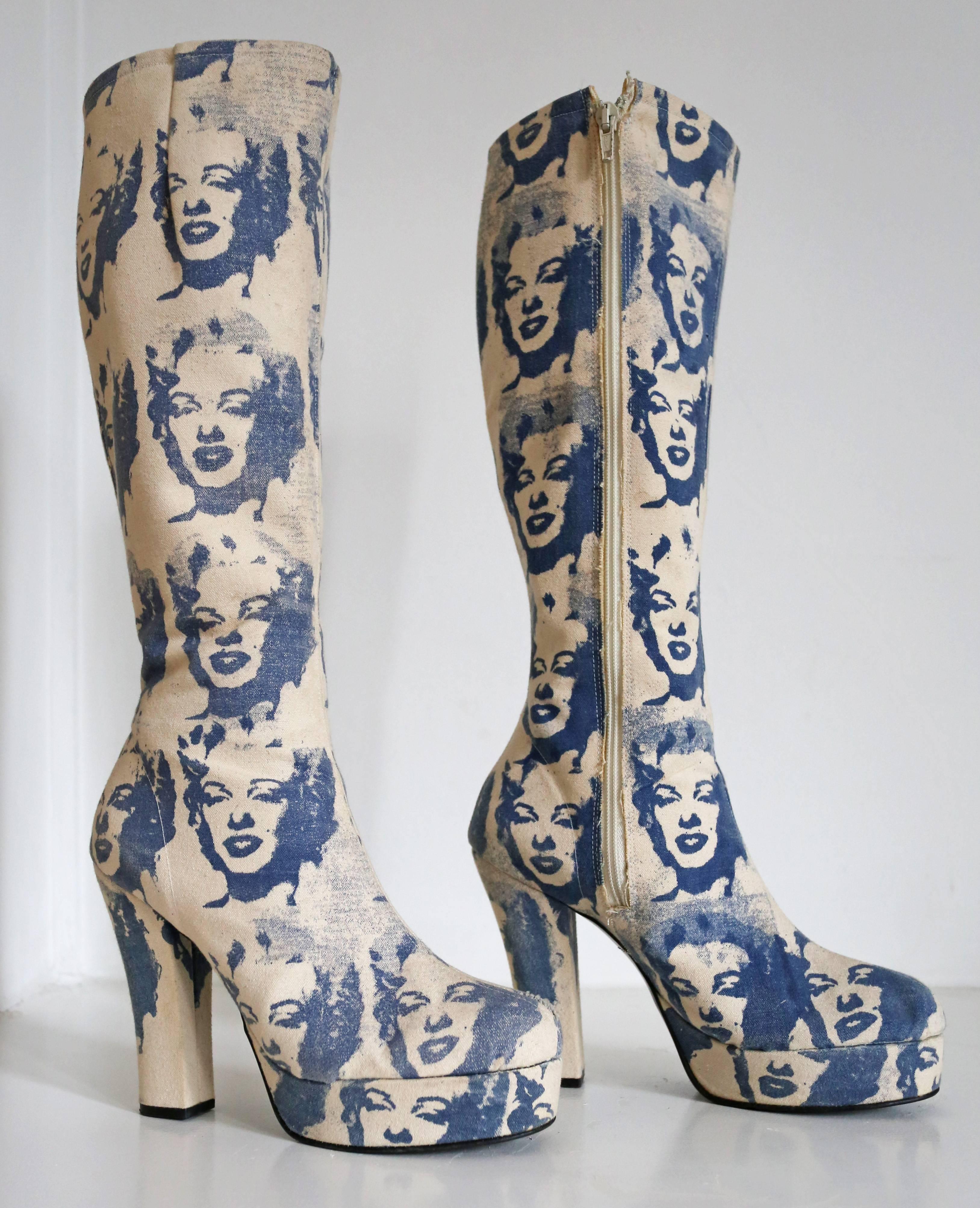 Nous vous présentons une paire originale de bottes à plateforme en toile des années 1960, ornées de l'œuvre d'art sérigraphiée emblématique 