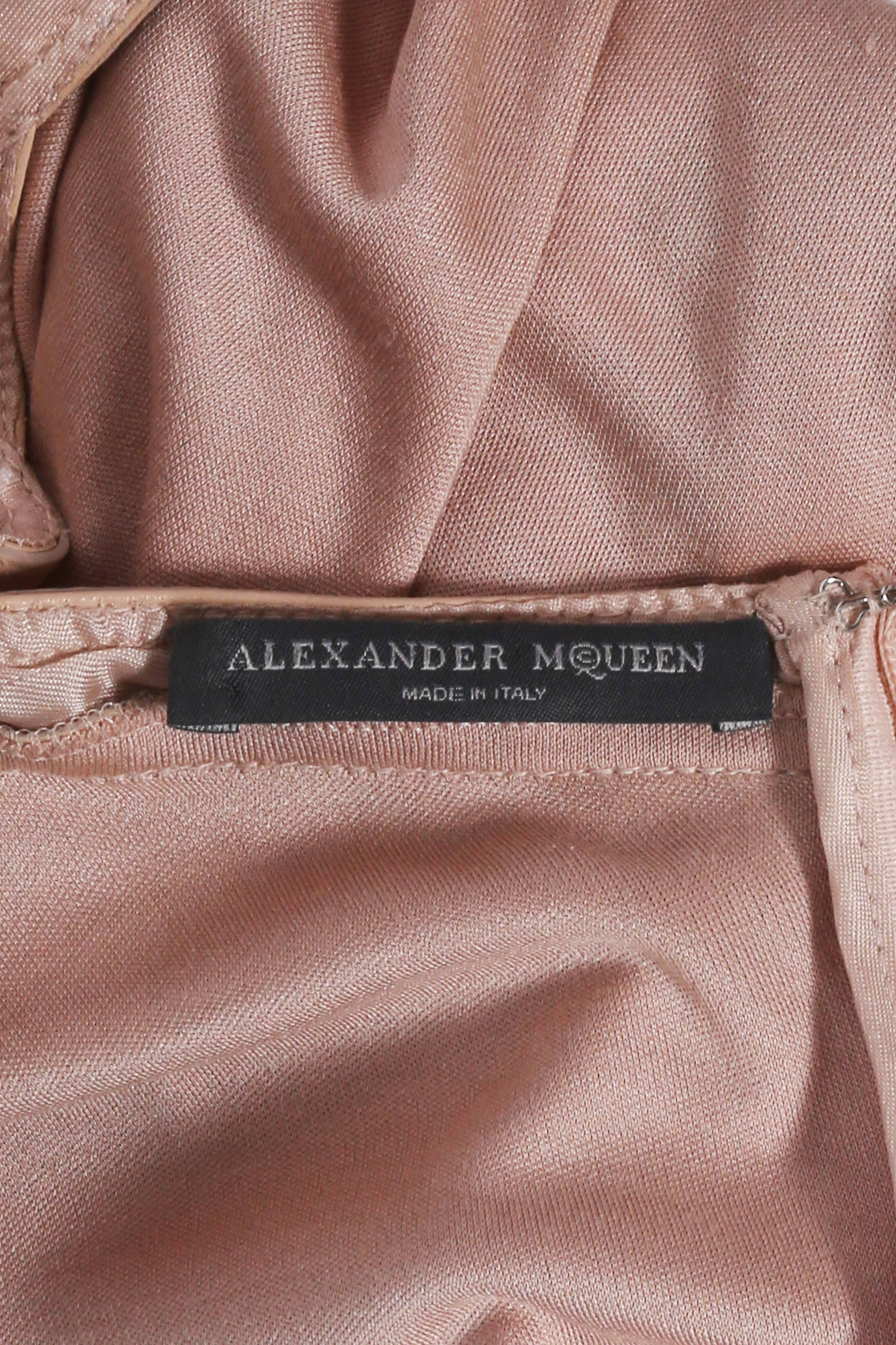 Alexander McQueen Robe en jersey de soie pêche avec soutien-gorge en cuir, 2004 Pour femmes en vente