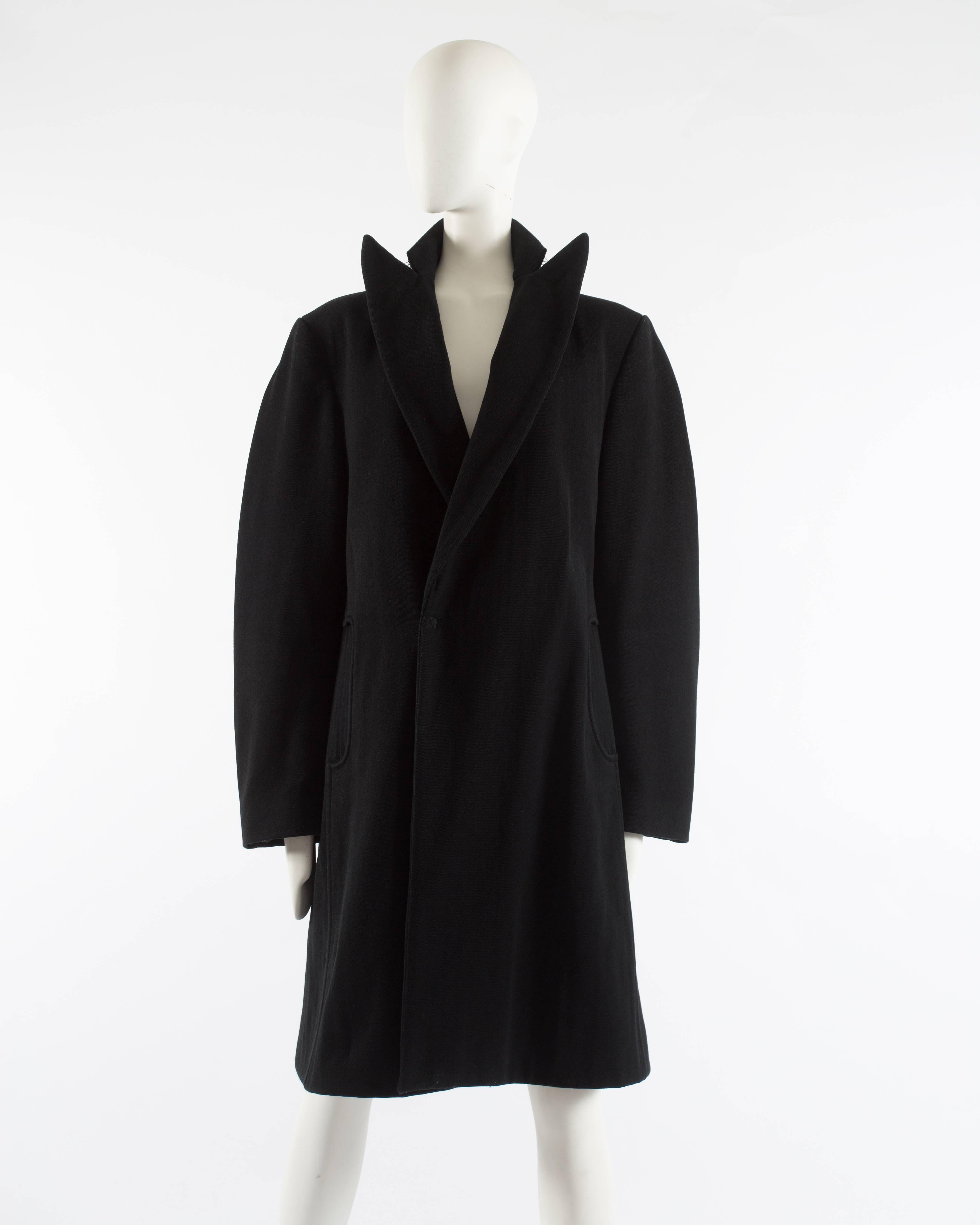 Martin Margiela black wool coat with exaggerated collar, fw 1996 In Excellent Condition For Sale In London, GB