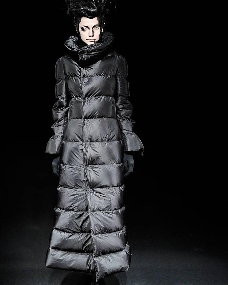 Junya Watanabe COMME des GARCONS Autumn-Winter 2009 black puffer coat dress

- large snap button closures
- flare sleeves
- large round collar
- 90% down 10% feather
