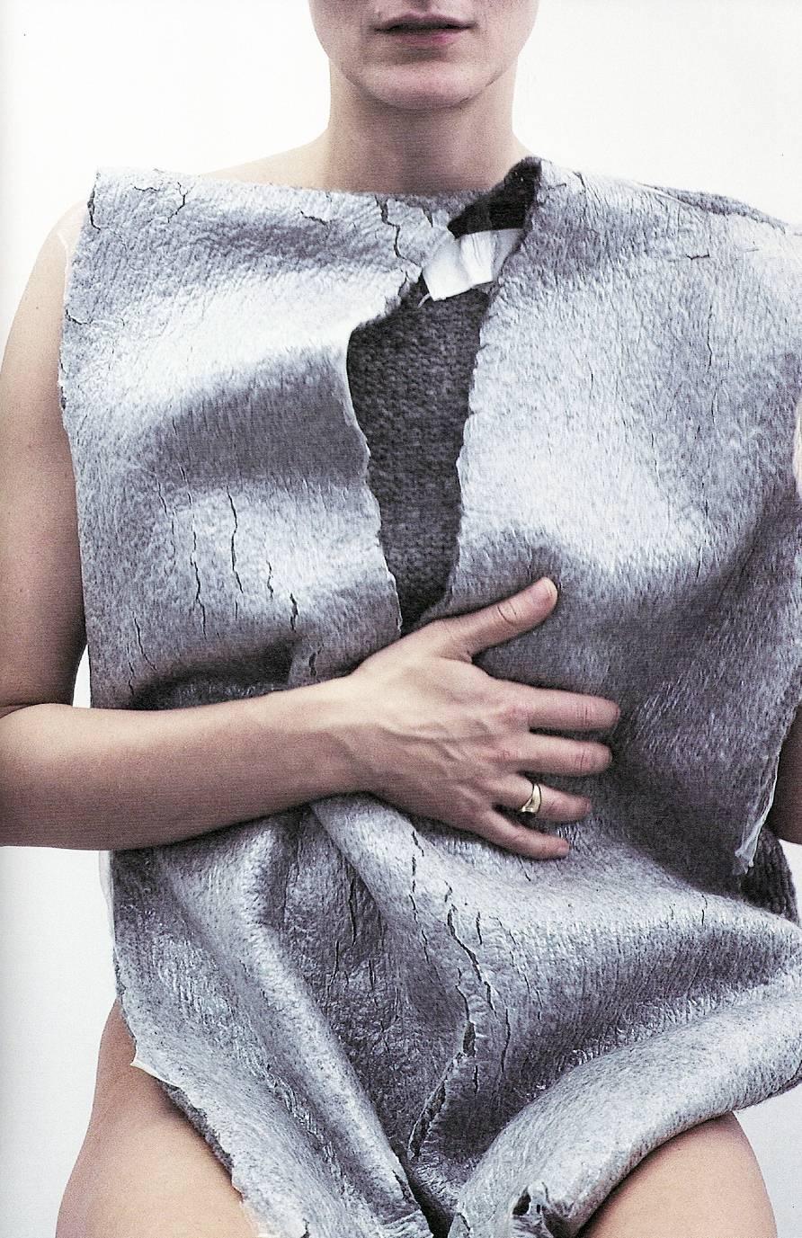 Nous vous présentons un pull oversize à col en V en laine grise tricotée de la collection automne-hiver 1998 de Martin Margiela, véritable témoignage de la créativité de la marque qui a su repousser les limites. Cette pièce exceptionnelle reflète