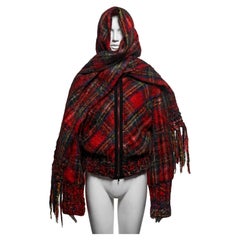 Set composto da giacca blouson e sciarpa in mohair a quadri rossi di Jean Paul Gaultier, collezione Autunno-Inverno 2007