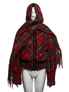 Set composto da giacca blouson e sciarpa in mohair a quadri rossi di Jean Paul Gaultier, collezione Autunno-Inverno 2007