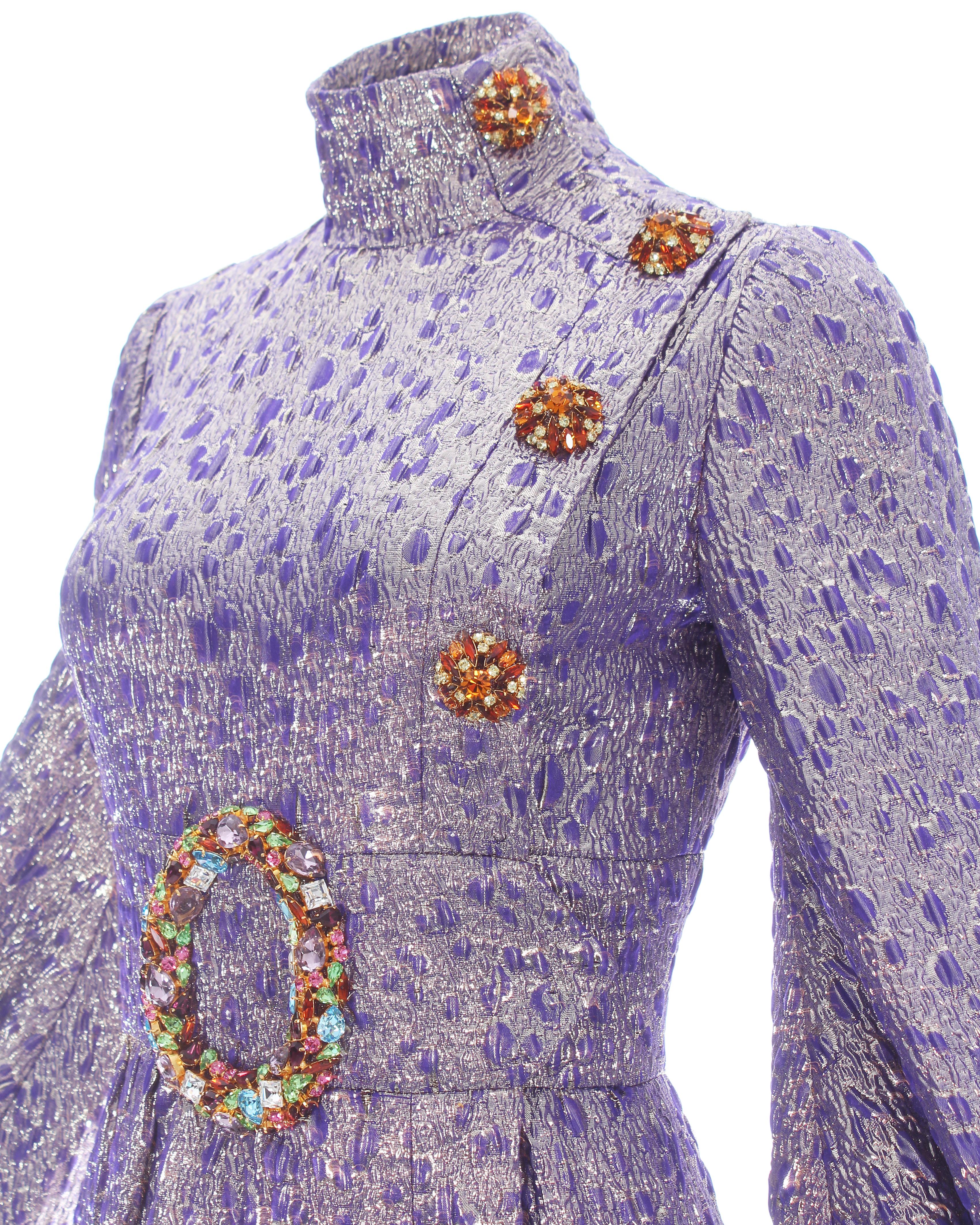 - Manches de poète 
- Boutons incrustés de Jewell et broche boucle de ceinture 
- Doublure en soie 

Haute Couture, automne-hiver 2005