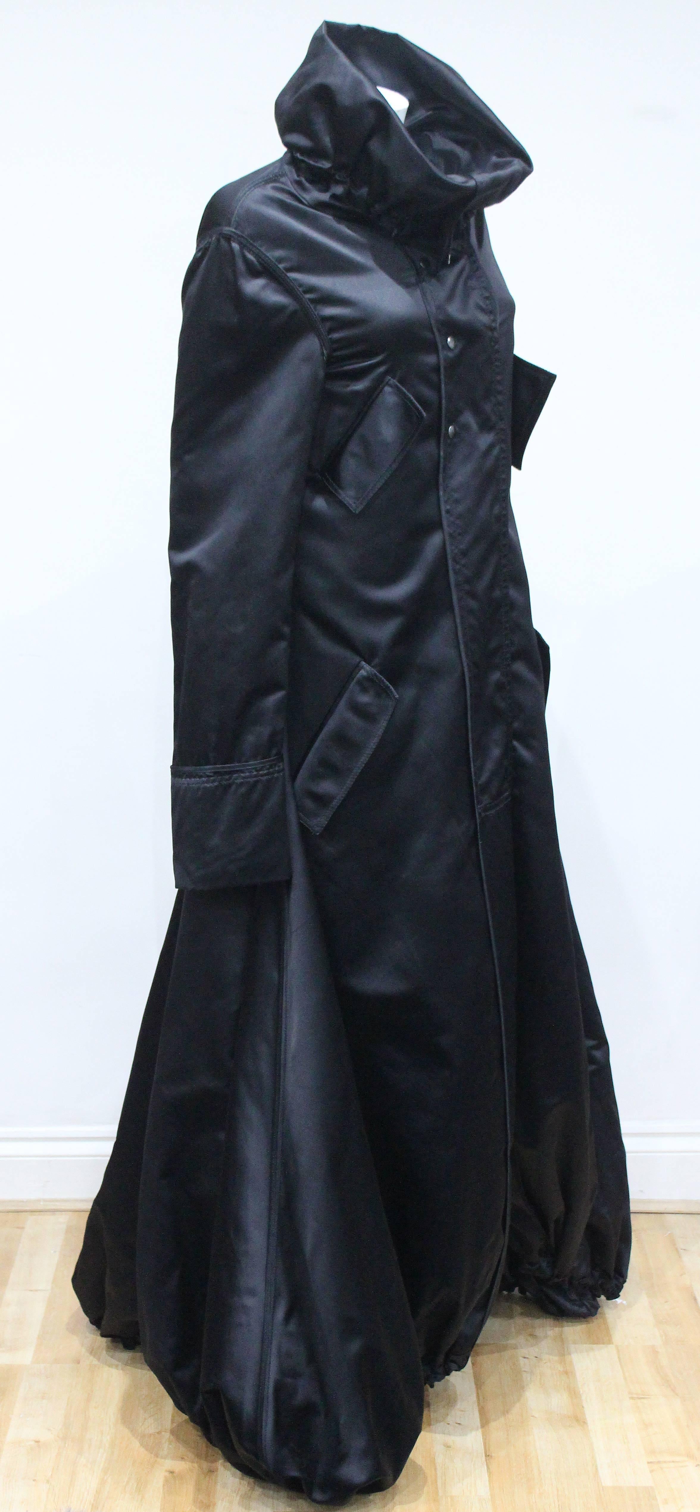 Exceptional Tom Ford for Gucci Runway Black Silk Parachute Coat, Fall 2002 In Excellent Condition In London, GB