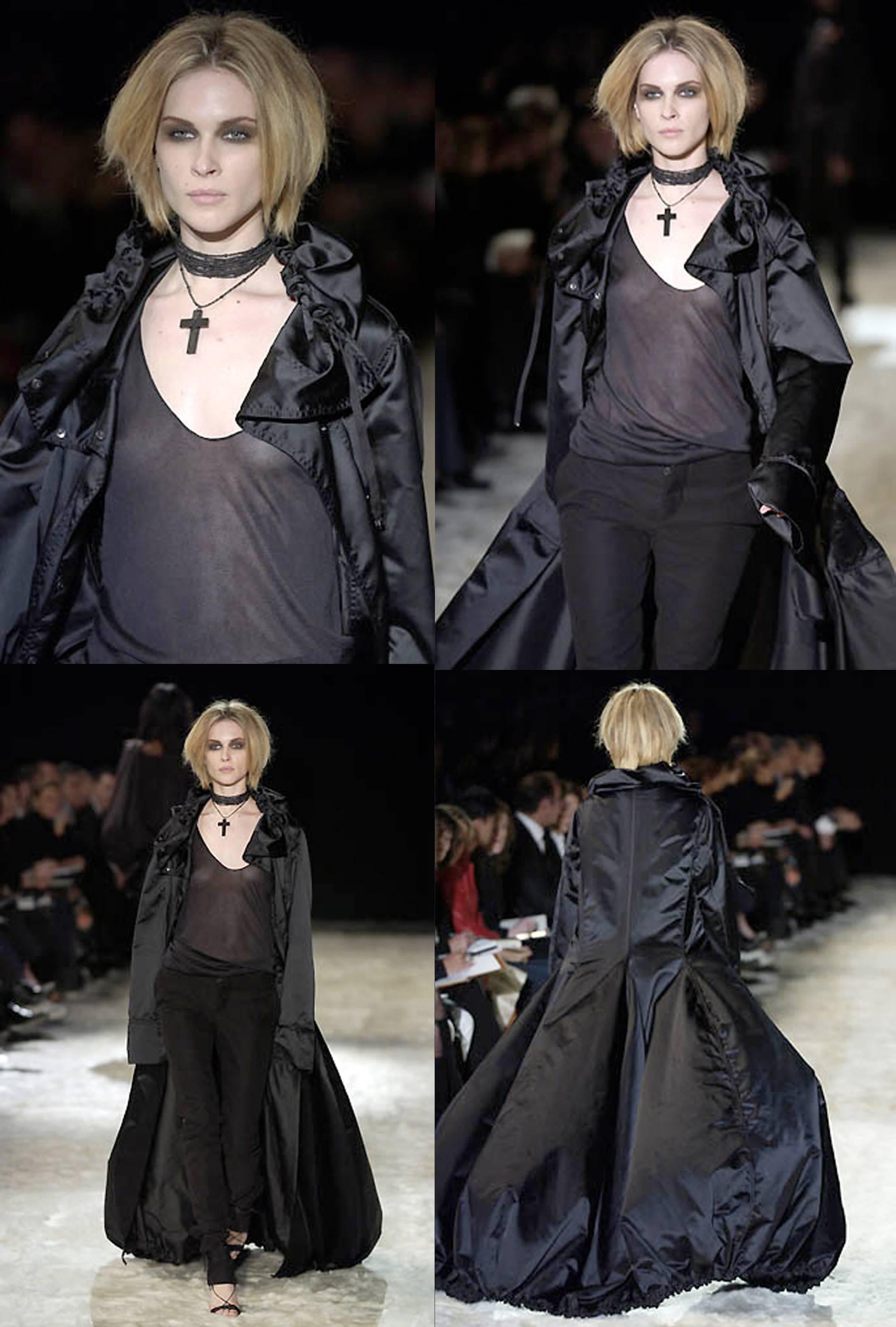 An exceptional Gucci black silk parachute coat from the Autumn/Winter 2002 runway show. Designed by Tom Ford. The coat features drawstring collar and hem. 

Italian 38 / Fr 34 / UK 6 - The coat has so much fabric that the coat would also fit a