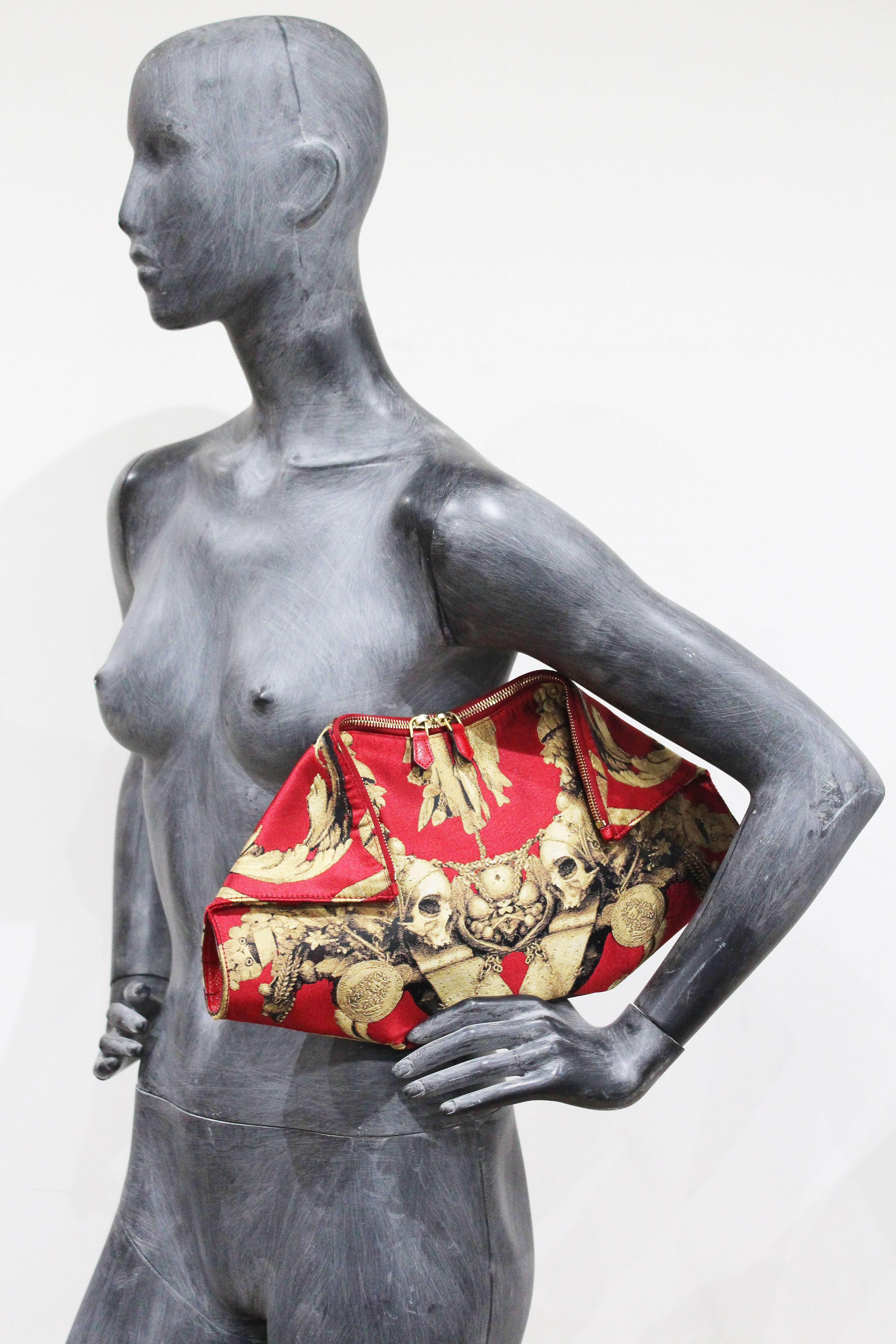 Rare Alexander McQueen Red & Gold Gibbons Print de Manta Clutch Bag c. 2010 In Excellent Condition In London, GB