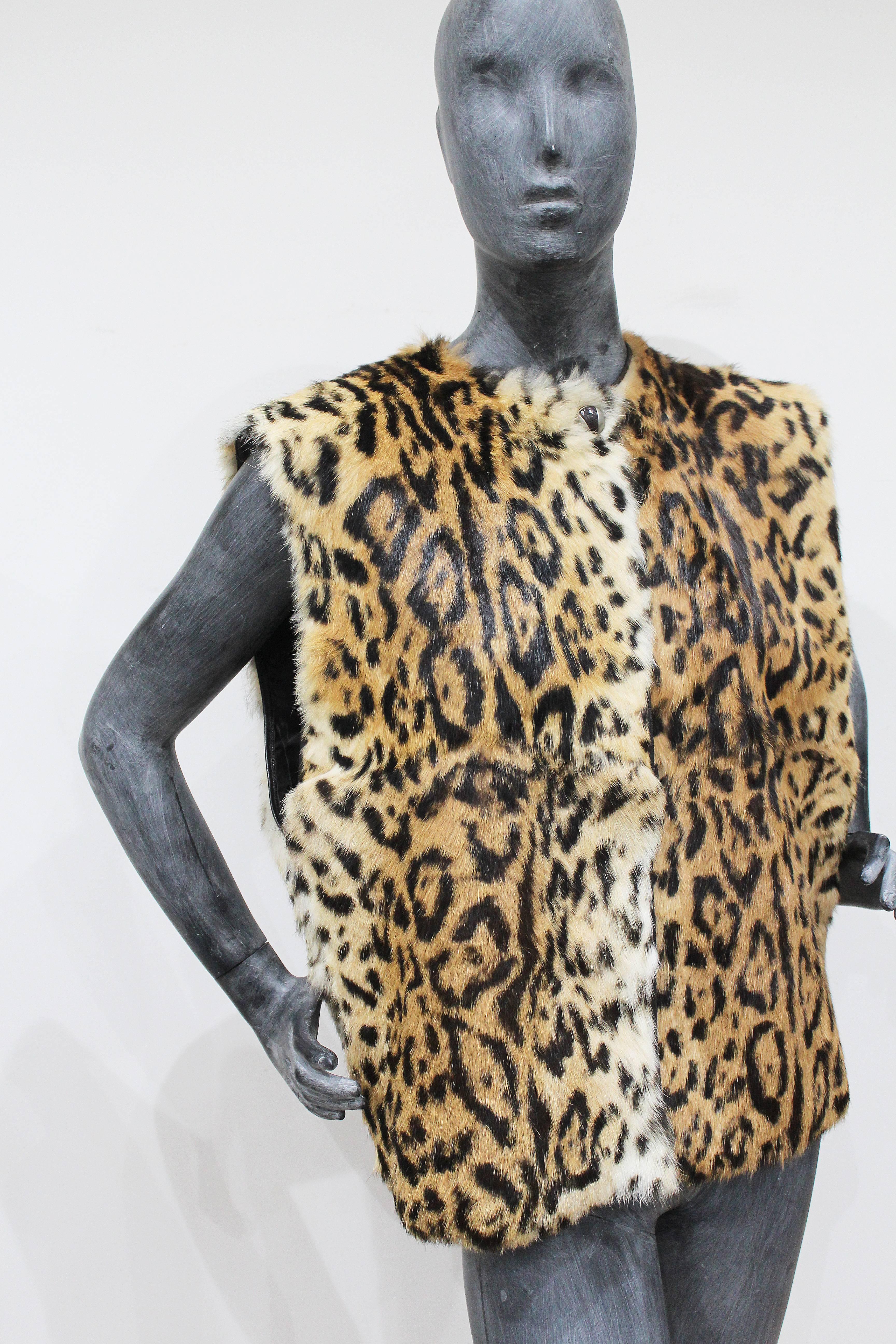 Marron Gianni Versace gillet en fourrure imprimé léopard des années 1980 en vente