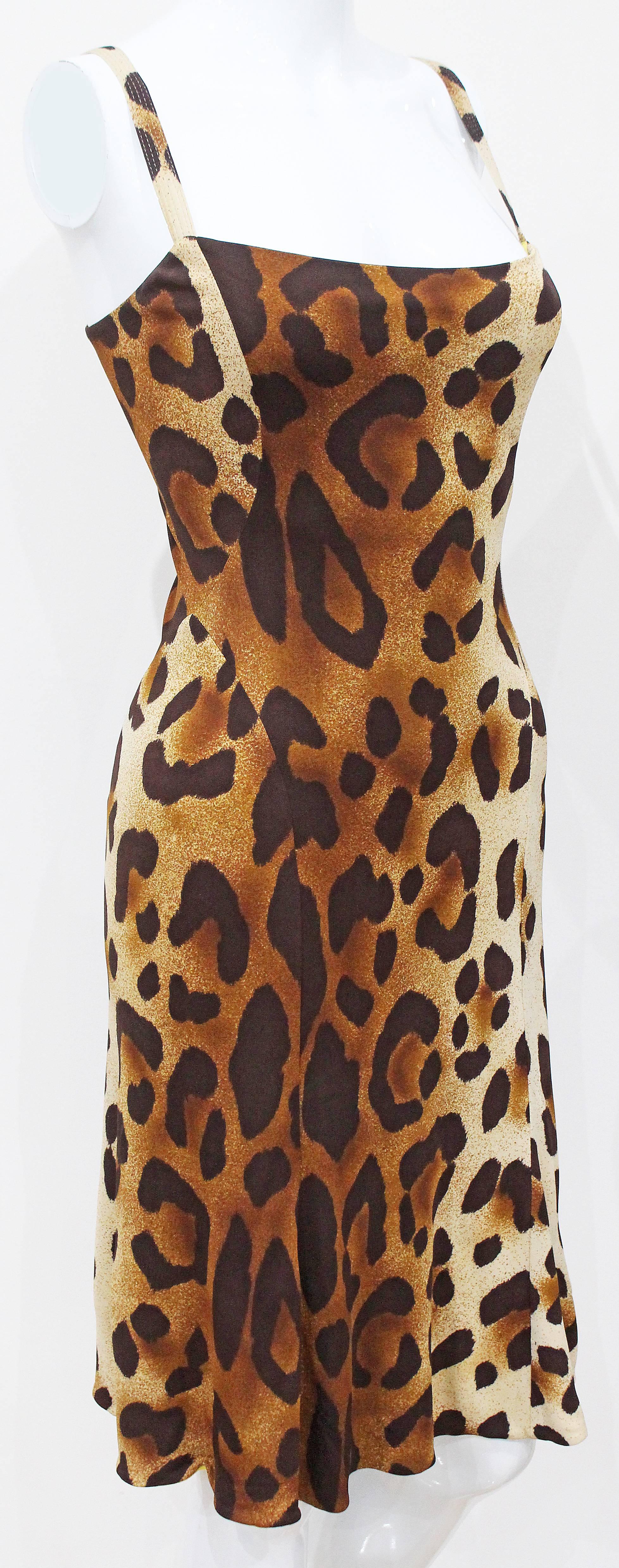 A figure hugging mini dress by Gianni Versace from the 1990s in the iconic leopard print jersey. 

It 38 - Fr 34 - UK 6 - XS/S