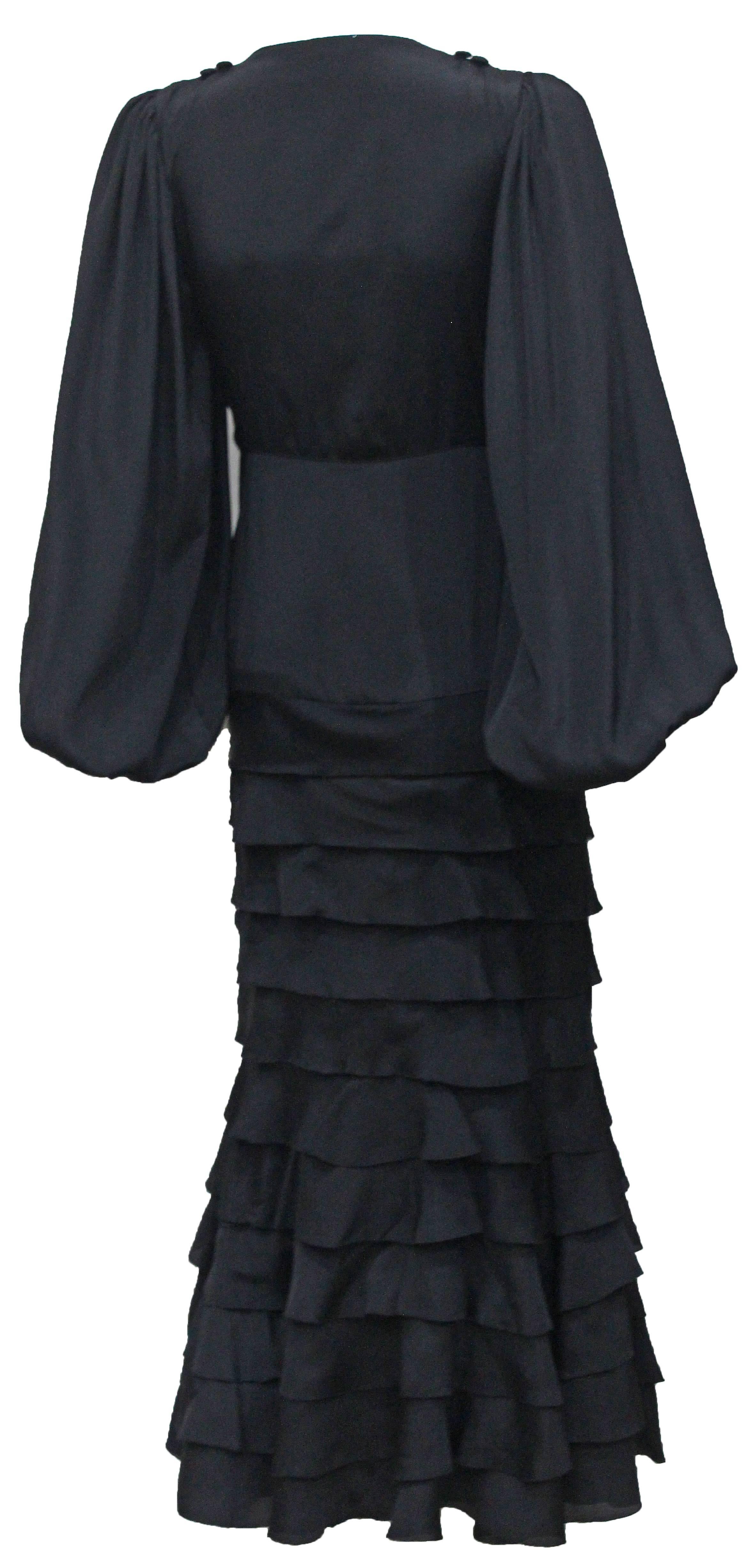 An exceptional 1940s original black silk evening gown with layered ruffled skirt and billowing poet sleeves. Hidden side closure.

Size: XS - Approx. UK 4-6 / Fr 32-34 / XXS - XS

Amazing condition