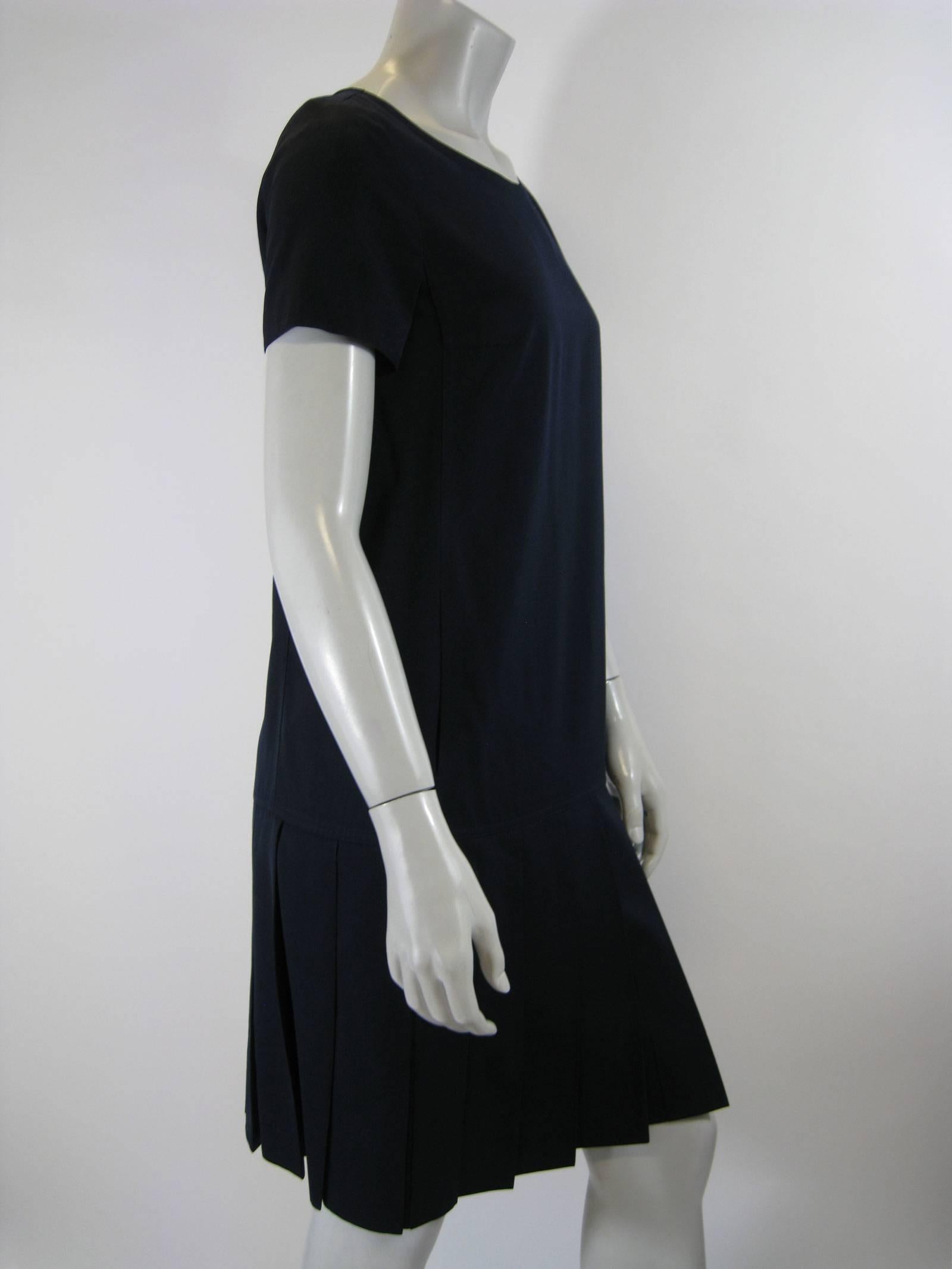 Vintage Andre Courreges navy blue dress.
Drop waist with knife pleated skirt.
Darted waist. Side slit pockets.
Back zipper.
Fully lined.
Refined wool.
No size tag found.

Bust: 36