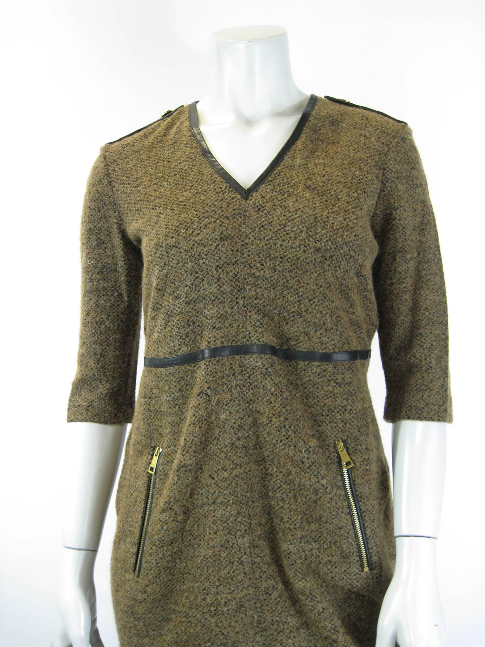 Classic Burberry Brit dress.
Woven brown and black blended fuzzy knit.
Leather details at neck, waist and shoulder amulets.
Gold zippers and button details.
Pockets.
No lining.
Tagged a size US 8.

Bust: 36