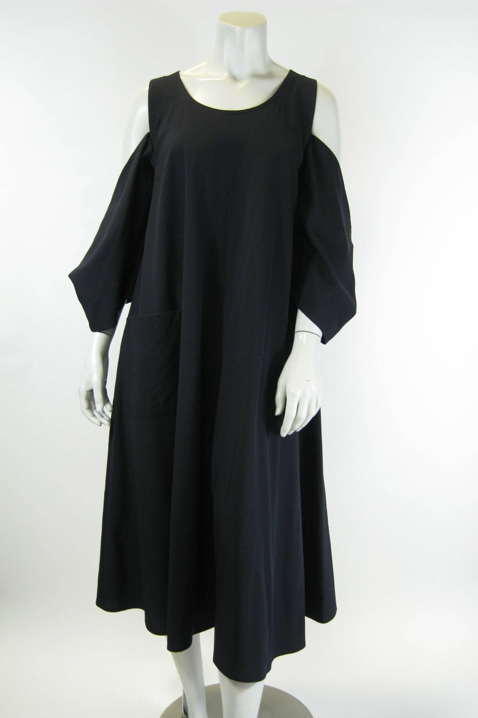 Dunkelnavyblaues Kleid von Yohji Yamamoto
Lockere A-Linie mit atemberaubenden ausgeschnittenen Ärmeln im Kimono-Stil.
Große aufgesetzte Taschen.
Raffinierte Wolle/Nylon-Mischung.
Markiert eine Größe Small.

Büste: 38