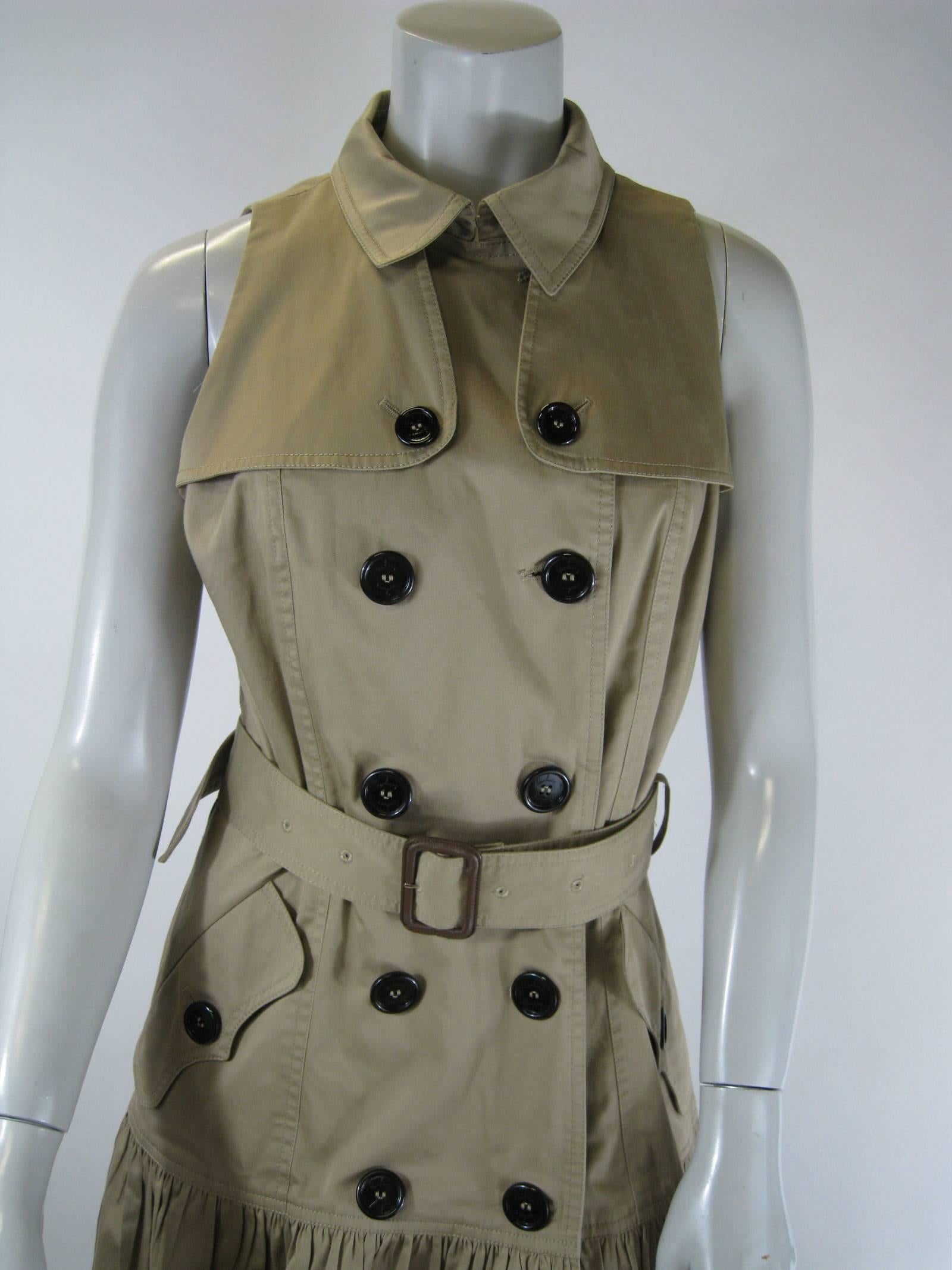 Burberry London Trenchcoat-Kleid. 
Zweireihig:: taillierte Form. 
Hüfttaschen und eigener Gürtel. 
Plissee-Rock. 
Gefüttert. 
Markiert eine Größe UK 12/US 10