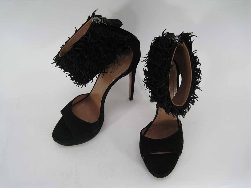 Chaussures à talons hauts ALAIA en daim noir. Ils sont en excellent état et n'ont subi qu'un léger usage.

Fabriquées en Italie.

Ils sont marqués d'une taille 39 1/2

MESURES :
Hauteur du talon : 5 5/8