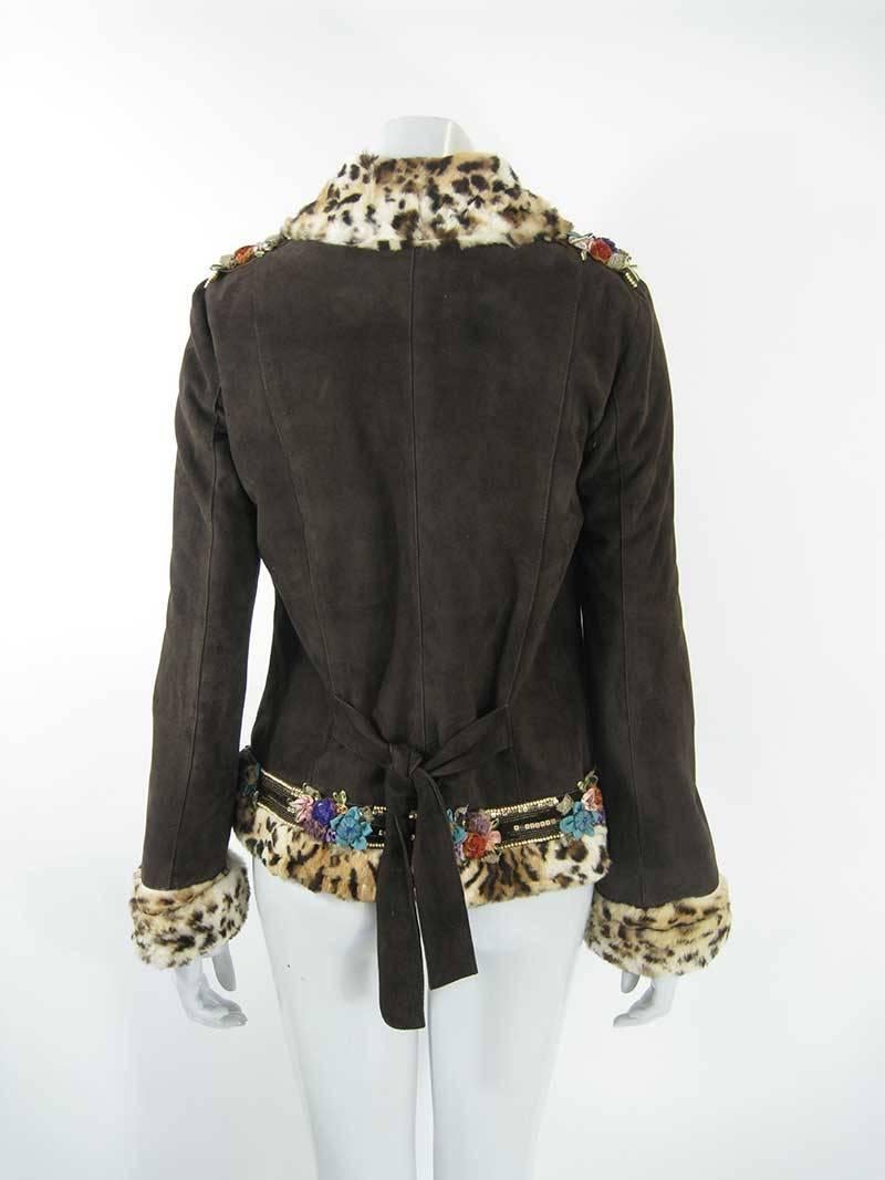 Brown suede Blumarine jacket with floral, sequin and ribbon embellishing and a luxurious faux leopard lining and trim. The suede is a dark brown.

The jacket is tagged a size I 44 / D 38 which corresponds to a US Size 8.

Measurements:

Shoulders: