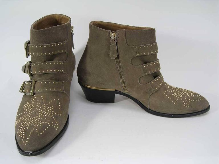 Chloe Susanna studded 3-buckle boots in a coffee brown suede.

These are a pre-owned item and show signs of having been worn. Please note the scuffs at the heel area of both boots and the slight distress to the toe of the right boot.

Made in Italy,