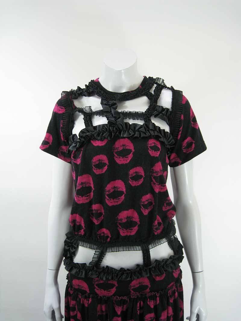 Comme des Garcons wool dress with kiss print. The colors are black and magenta.

This dress is in excellent pre-owned condition, lightly used with no issues.

The dress is tagged a size medium, made in Japan.

Measurements:
Shoulders: 13