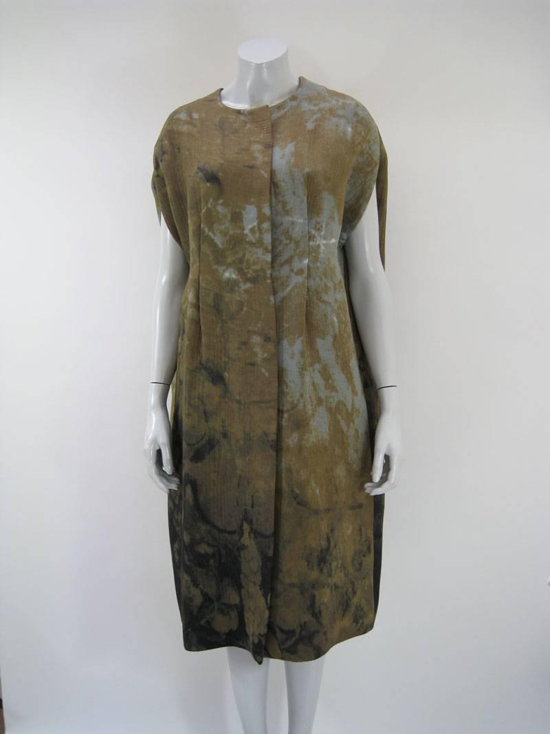 Sleeveless tie-dye / rust dye coat by Marni.

Textured moss green and blue grey patterns.

Hourglass shape.
Mid calf length.

Viscose and Silk. 
Acetate and Rayon Lined.

Tagged a size 42.

This is in excellent pre-owned condition with no holes,