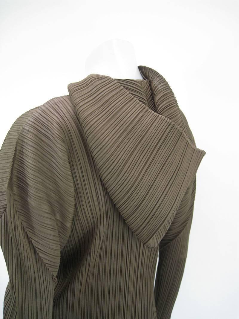 Donna Issey Miyake Pleats Please - Cappotto con cappuccio in vendita
